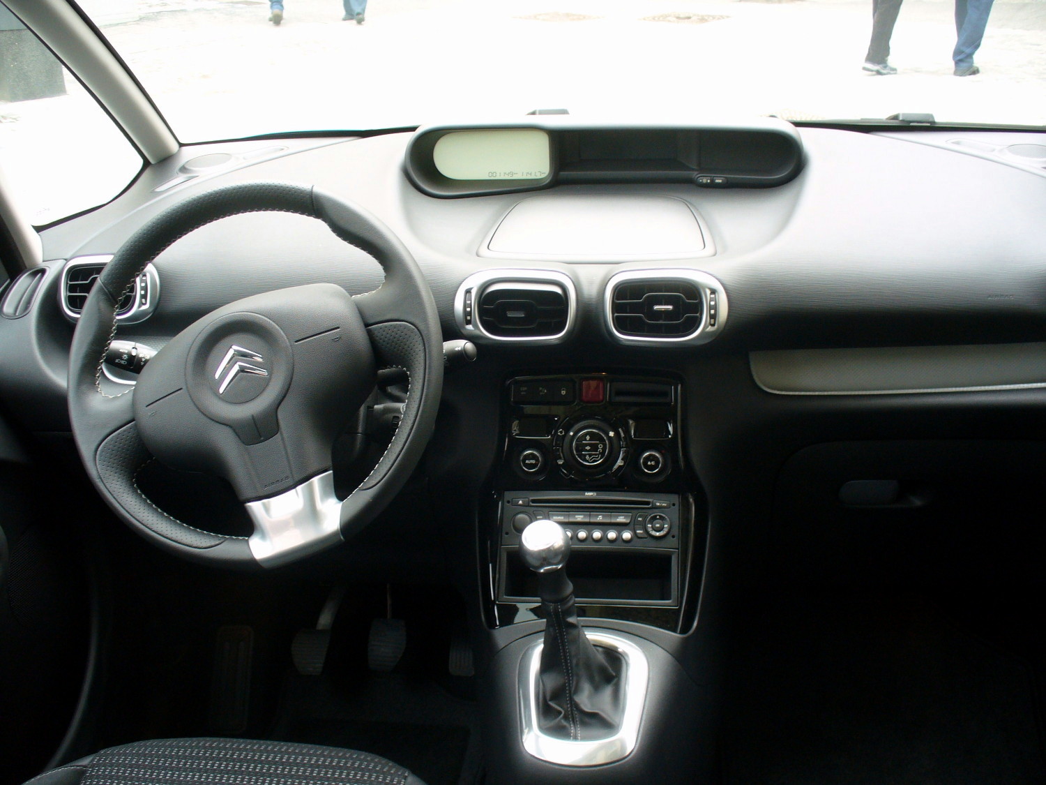 Dashboard and front seats of a Citroën C3 Picasso