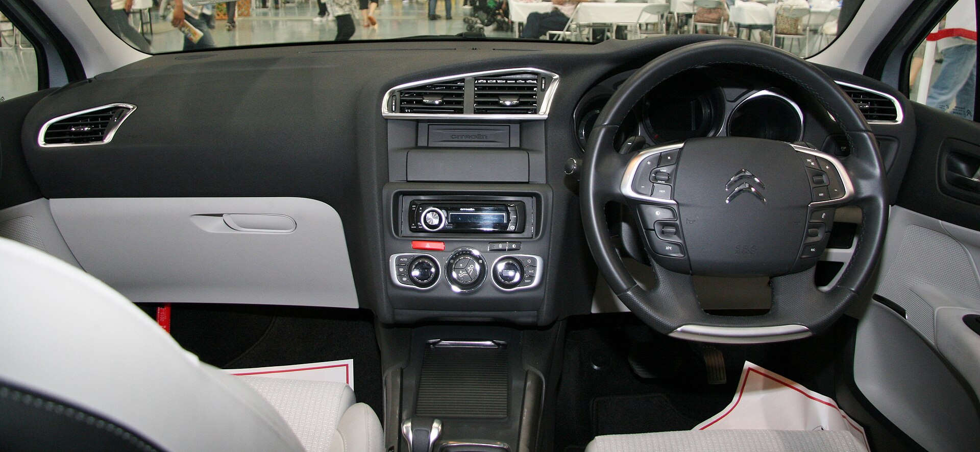 Citroën C4 second generation interior and dashboard