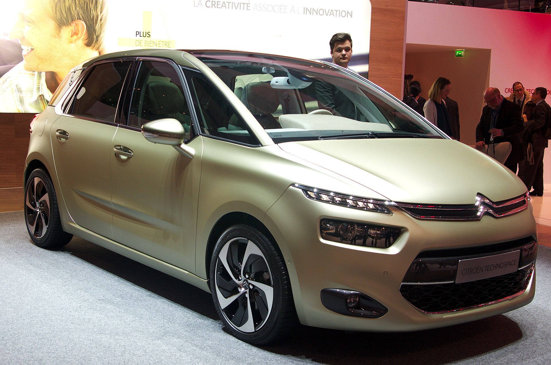Citroën Technospace concept car on a show stand