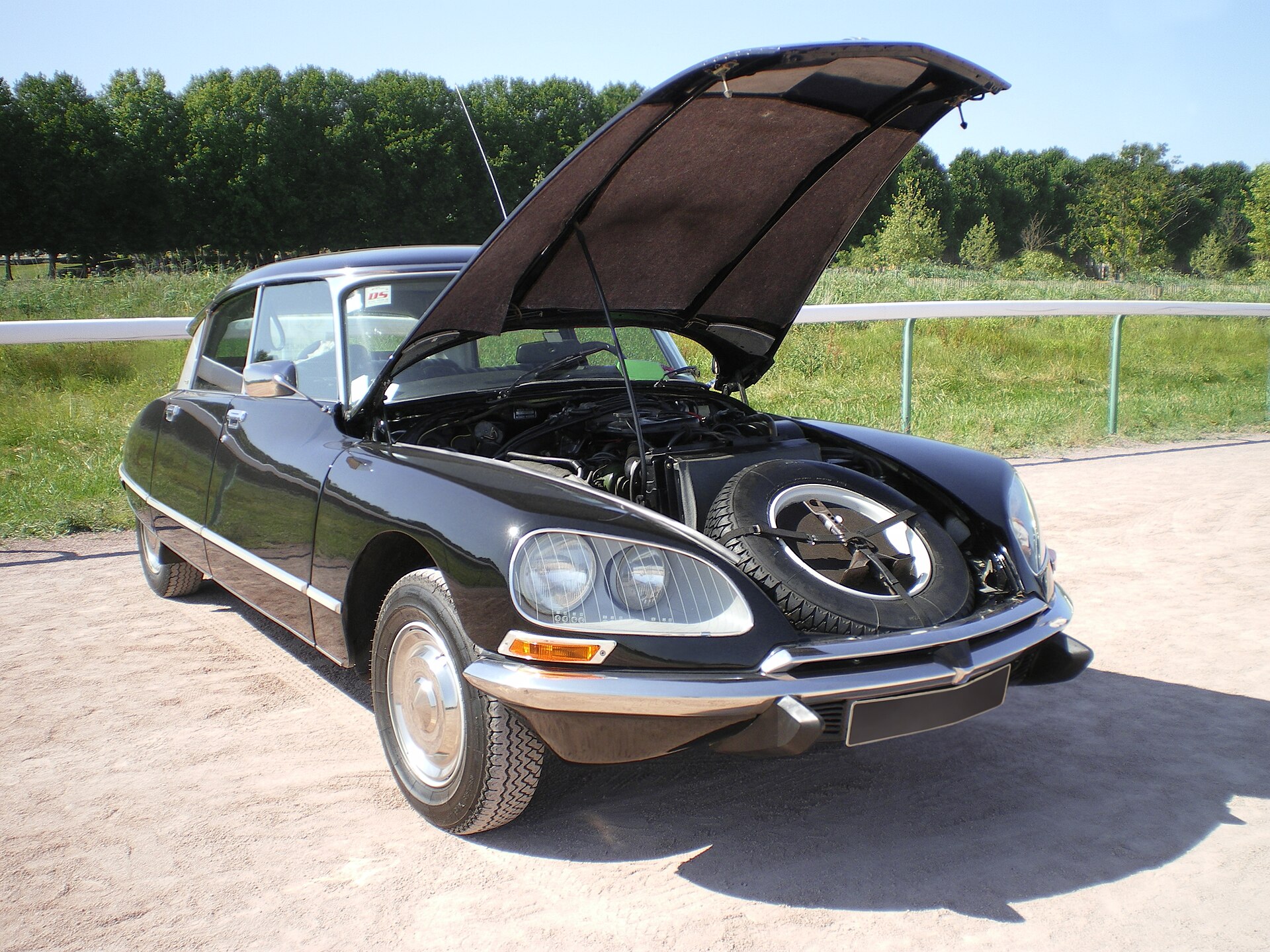 Engine compartment of a Citroën DS with the bonnet open