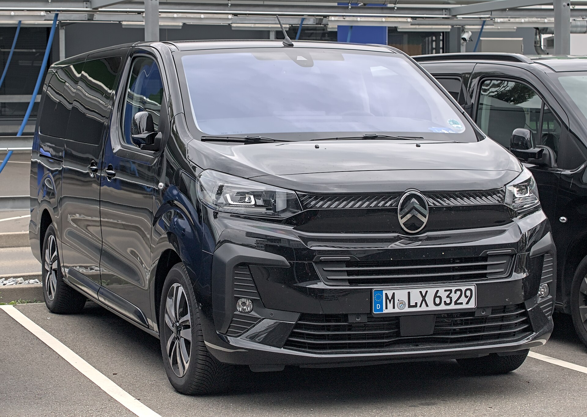 Citroën SpaceTourer people carrier, front three-quarter view