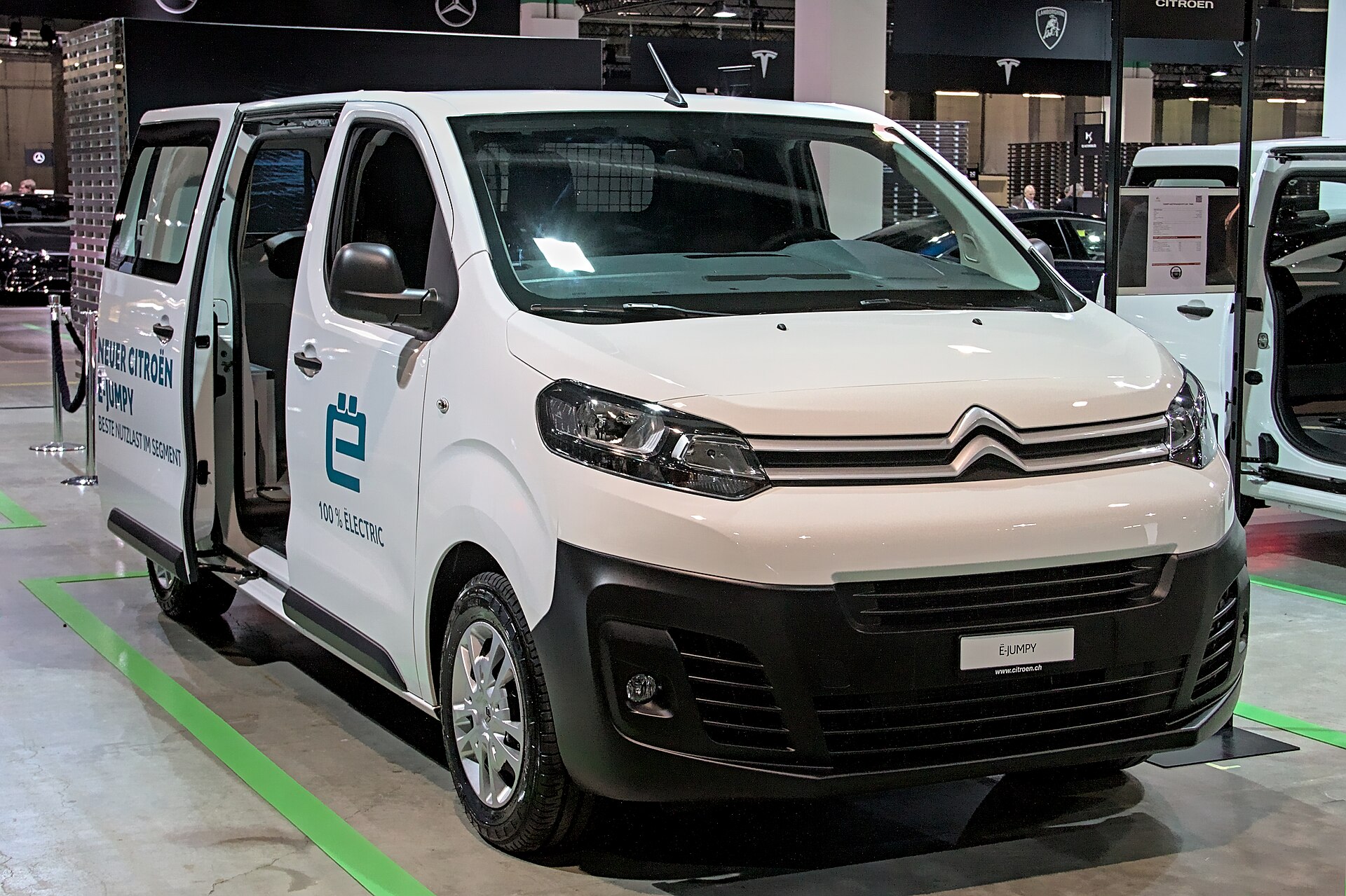 Electric Citroën ë-Jumpy van at a motor show