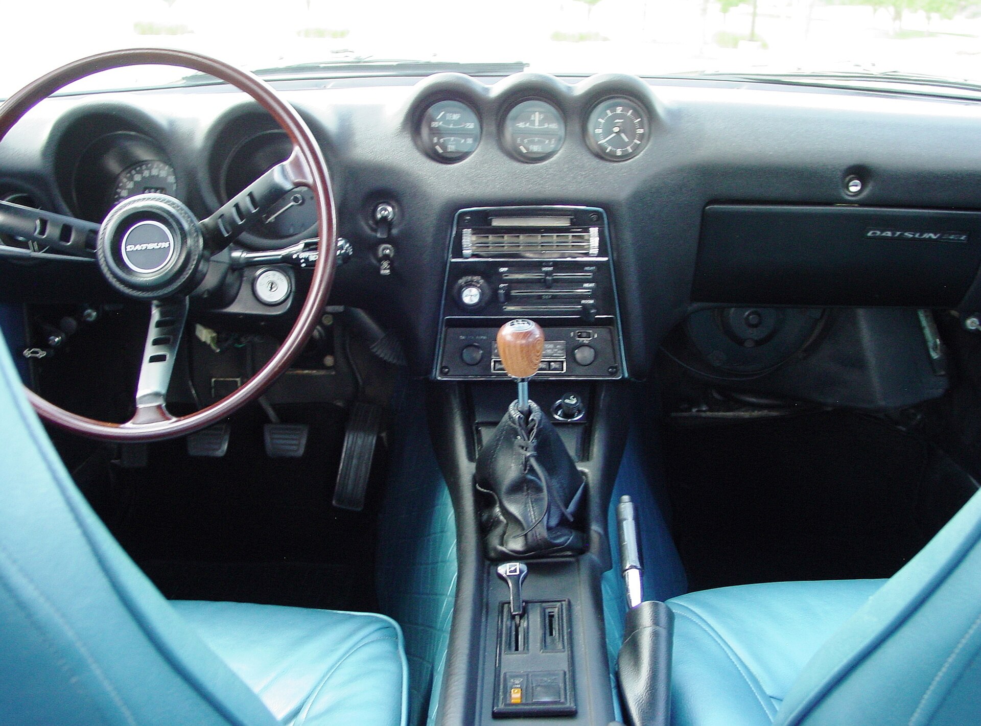 Dashboard and seats of a 1971 Datsun 240Z