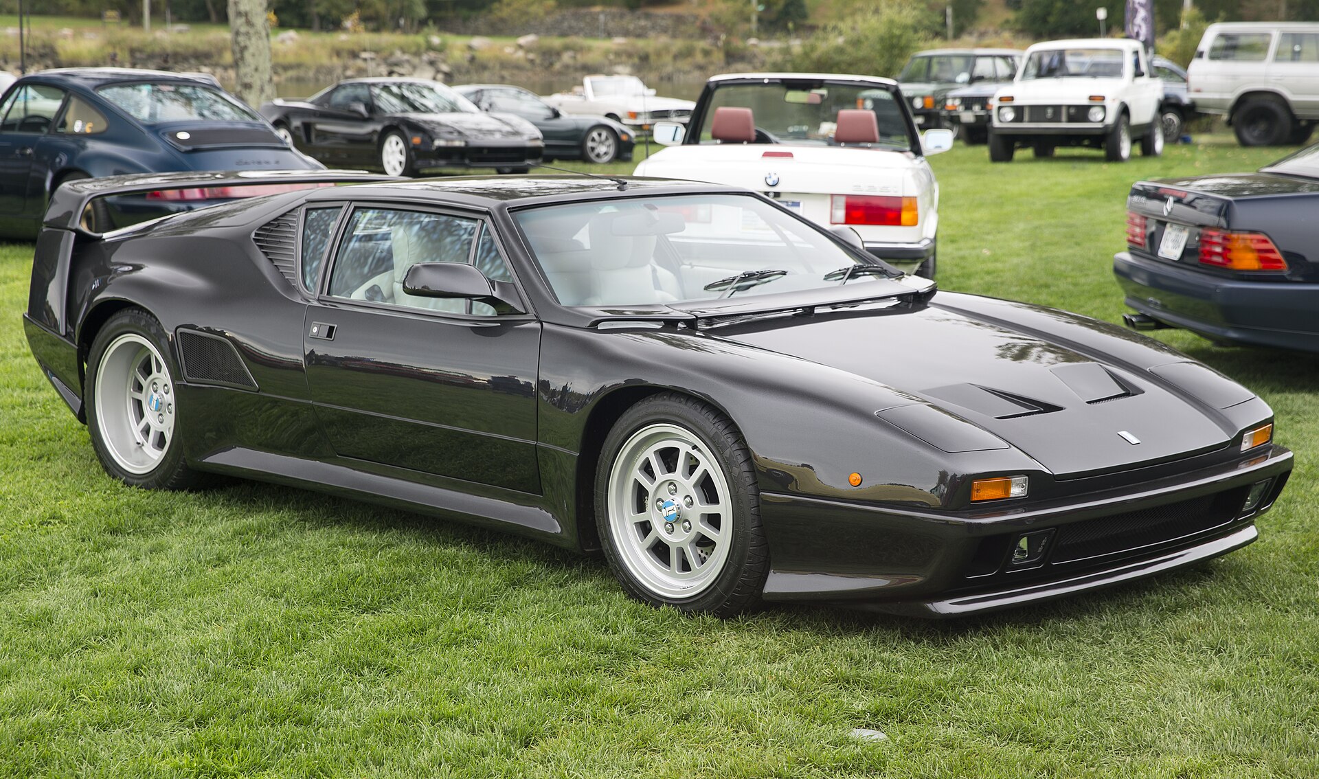 Black De Tomaso Pantera Si, front three-quarter view