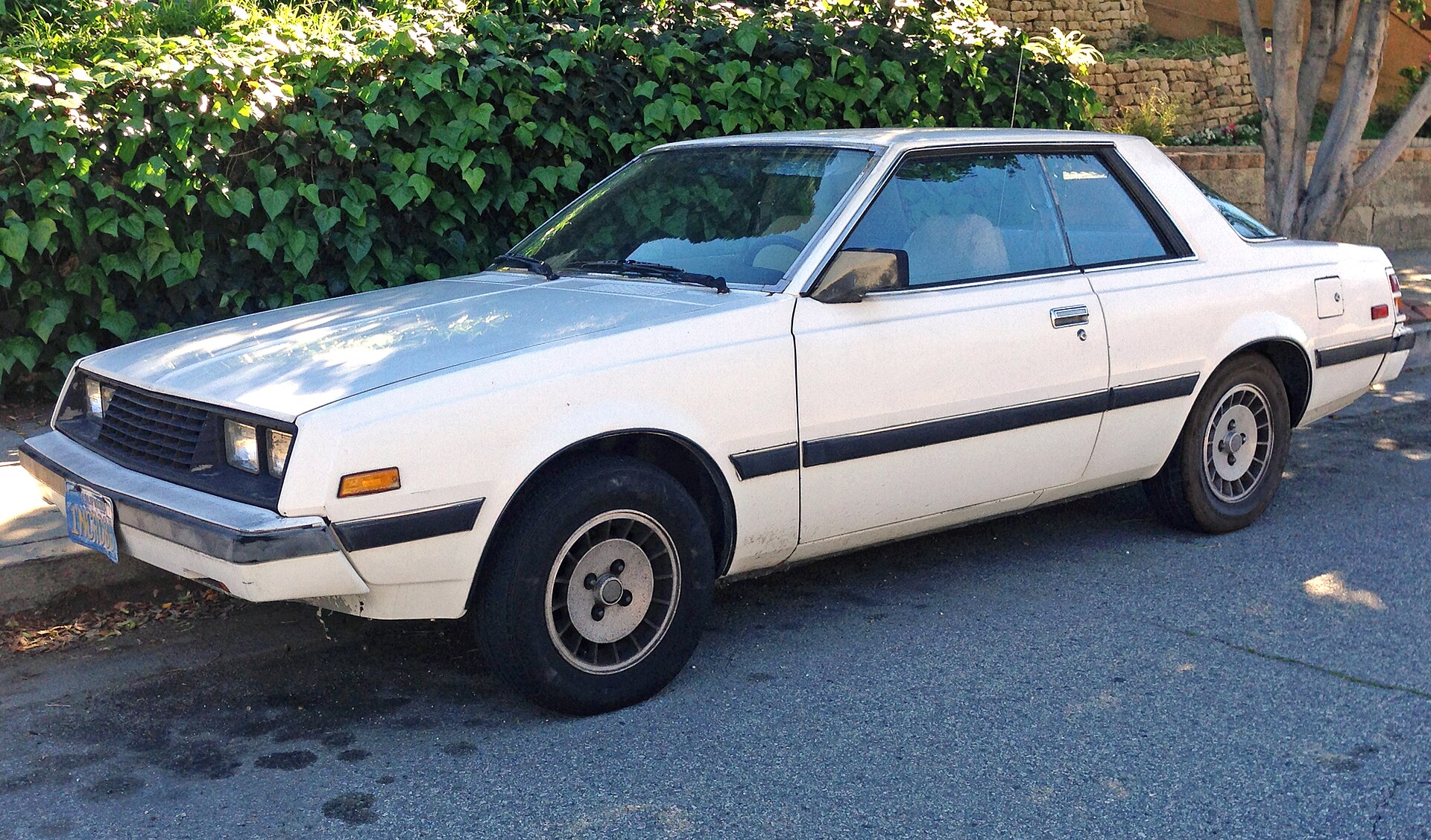 1981 Dodge Challenger coupe, front left view