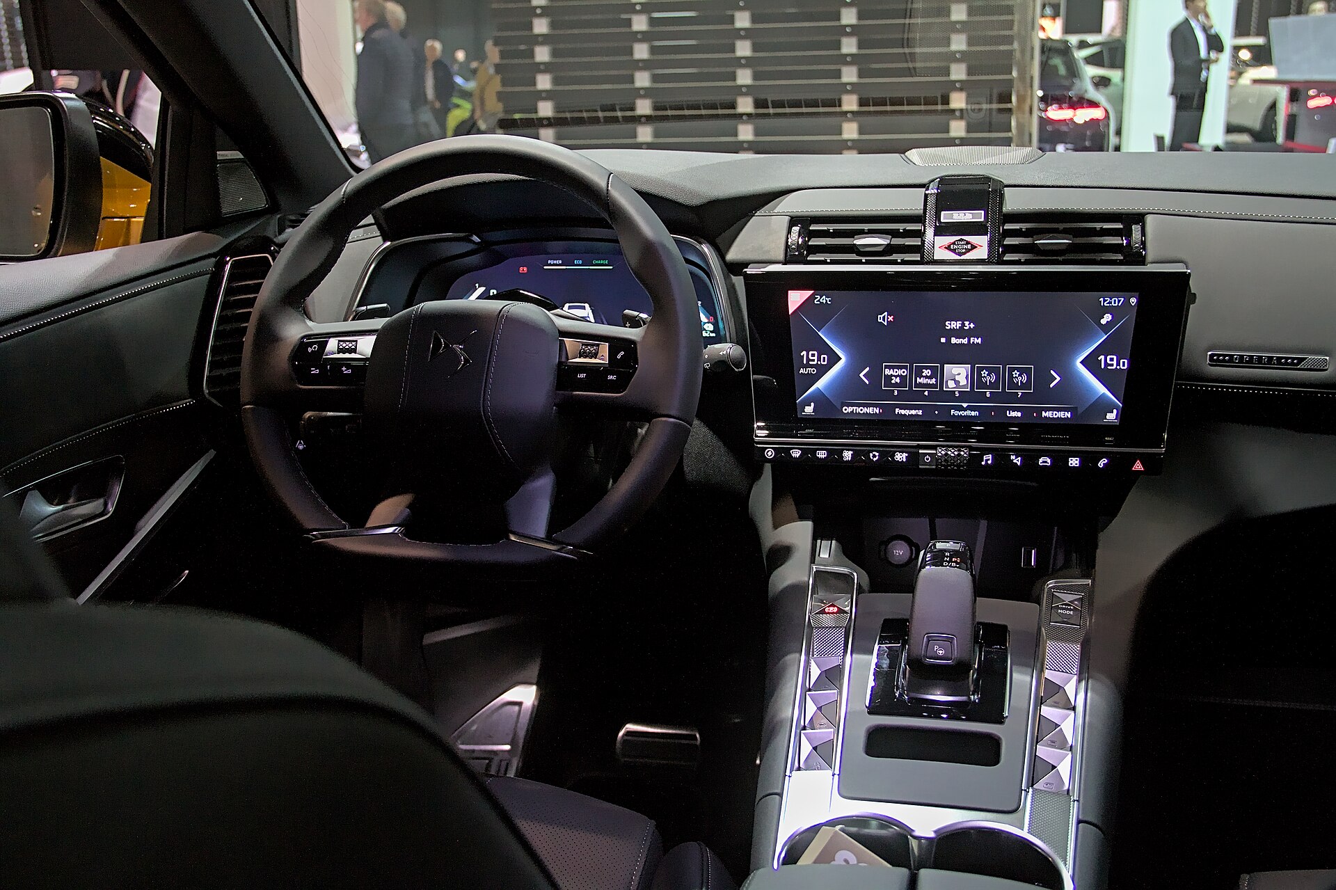 DS 7 Crossback E-Tense on a motor show stand