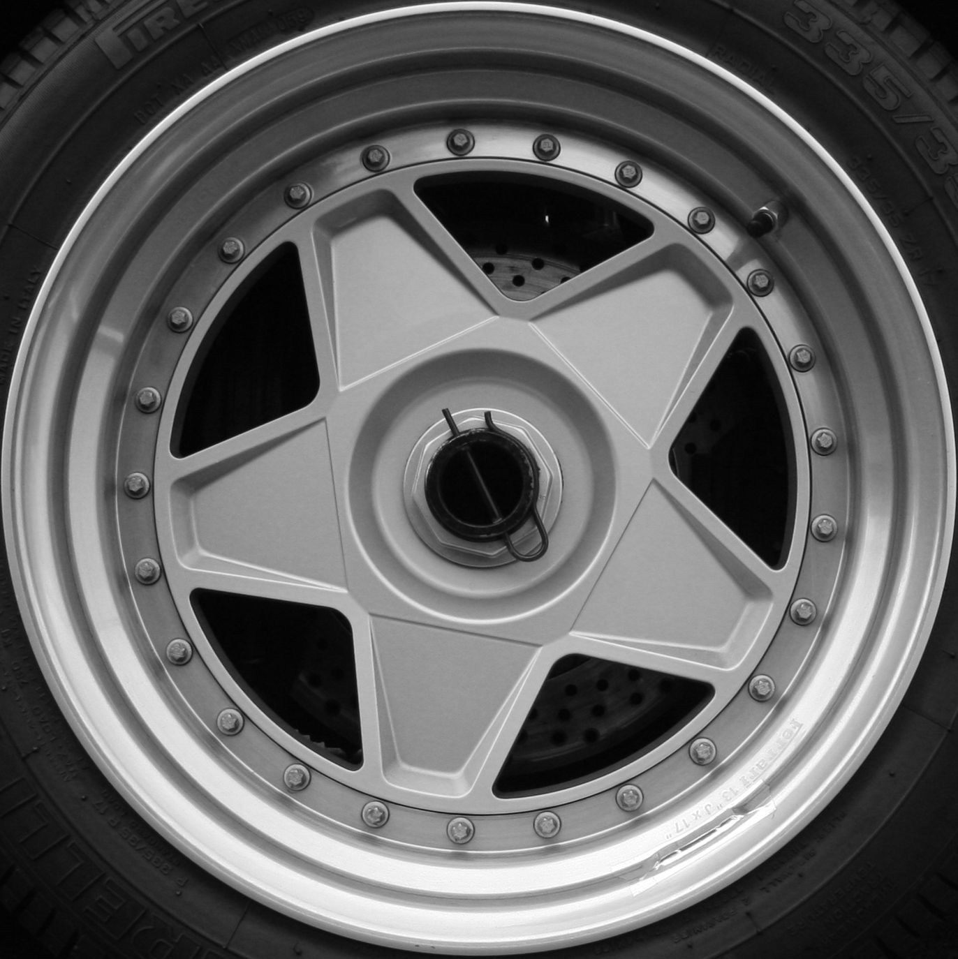 Ferrari F40 wheel and tyre