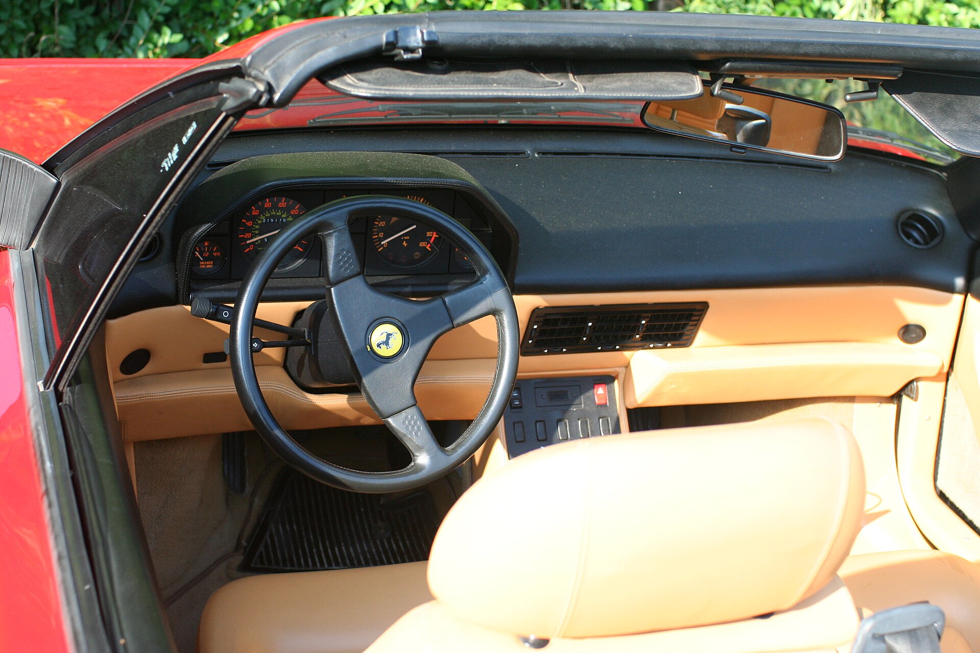 Ferrari Mondial t cabriolet dashboard