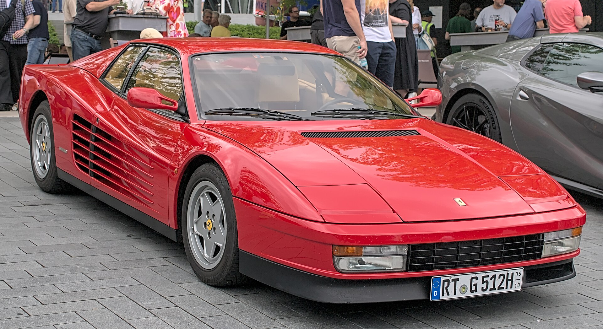 Ferrari Testarossa — the Flat-12 Flagship of the 1980s