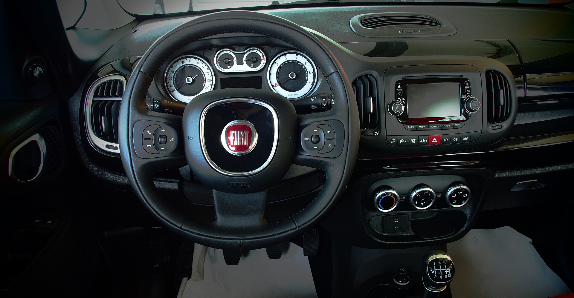 Interior and dashboard of a Fiat 500L