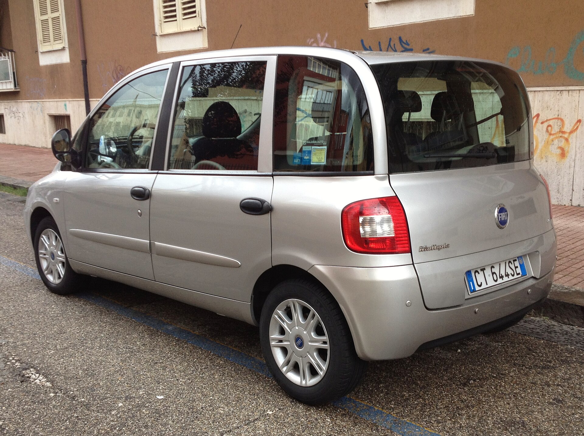 Rear three-quarter view of a 2005 Fiat Multipla