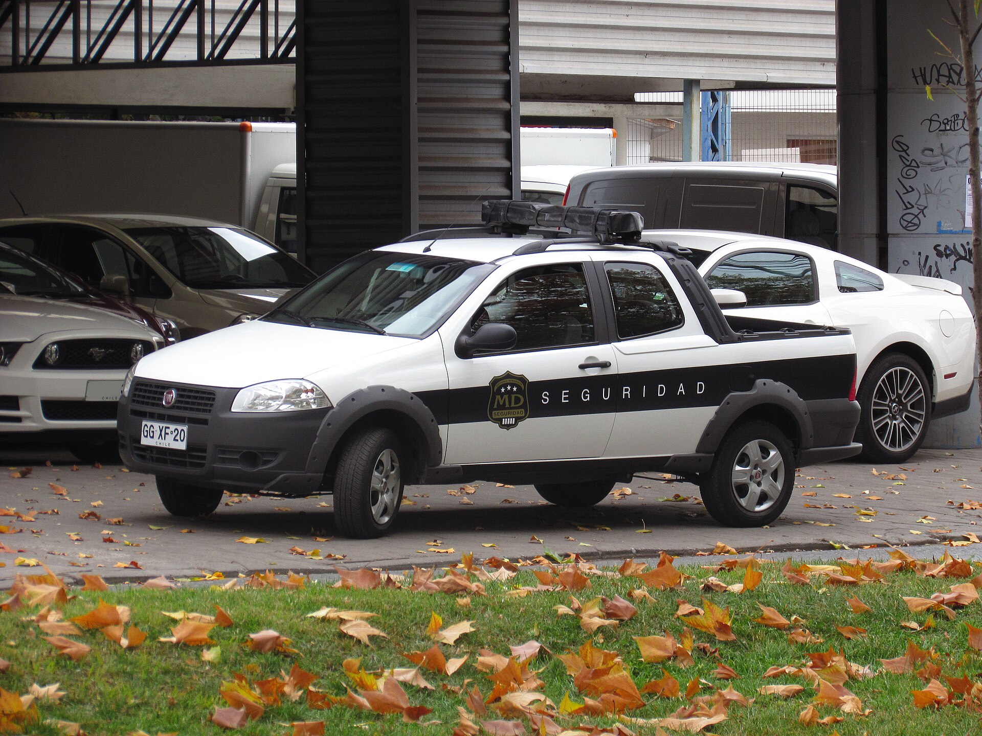 Fiat Strada Working double-cab pickup, side and front view