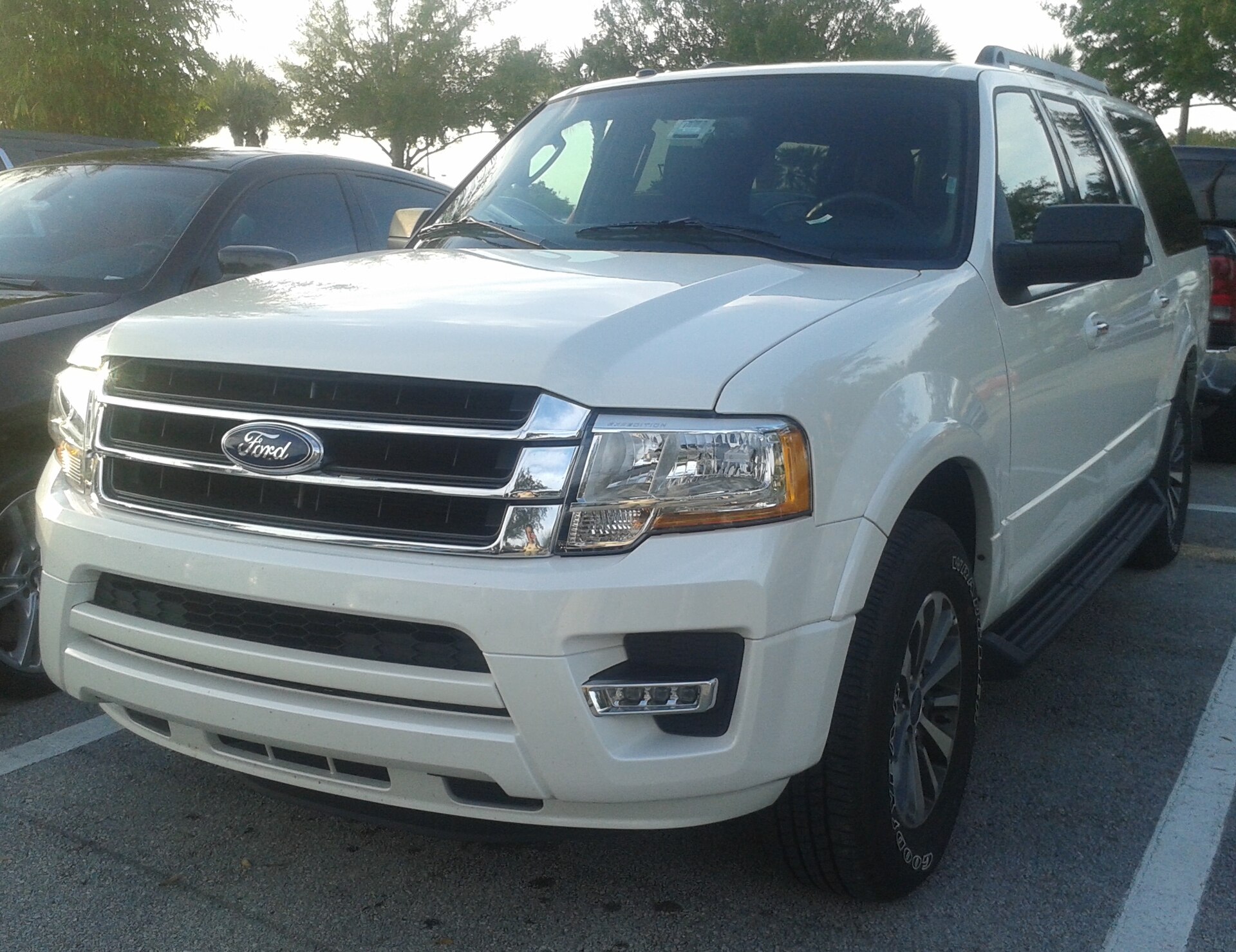 Ford Expedition EL 2015, front view