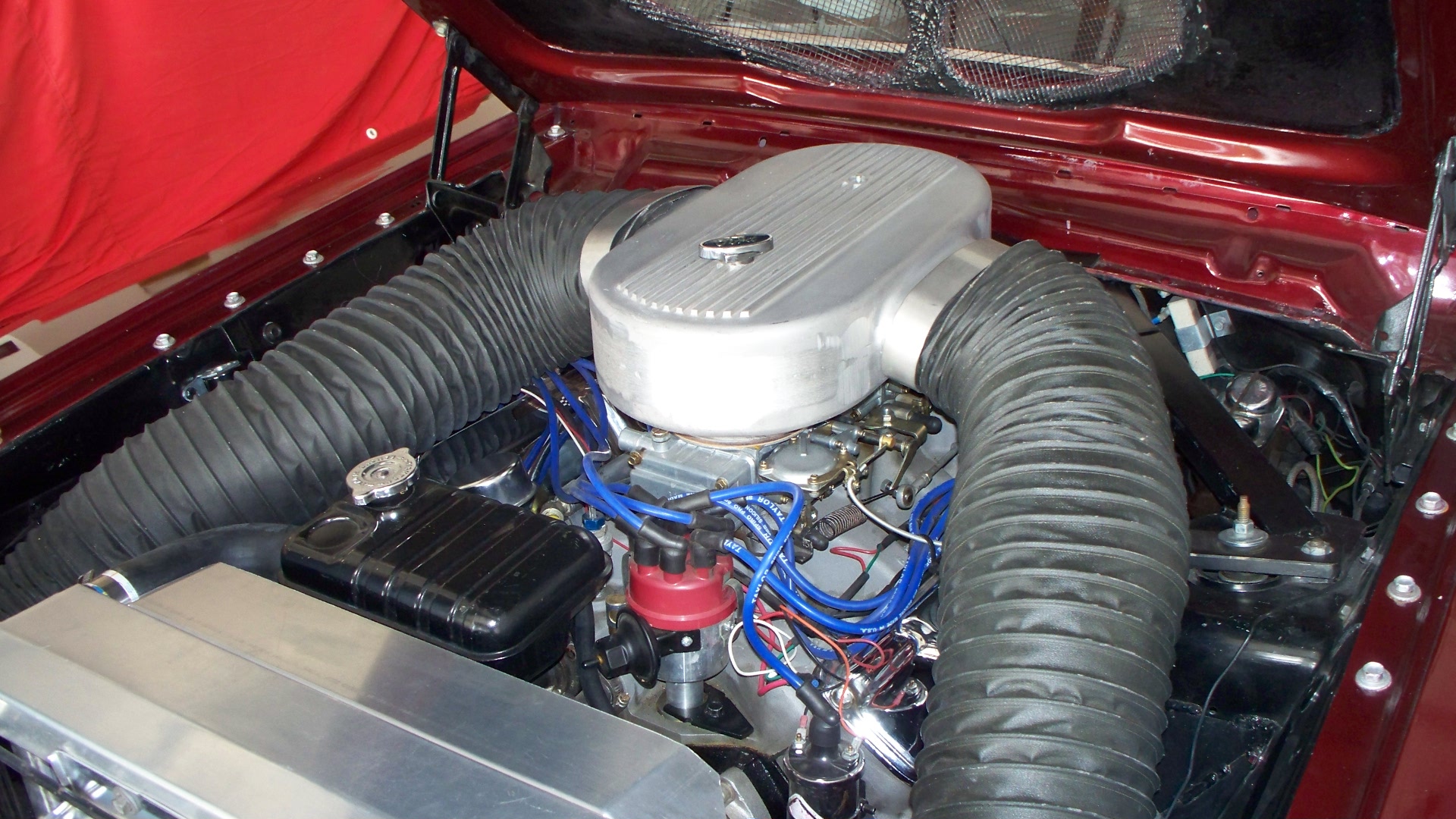 427 cu in Ford V8 in the engine bay of a 1964 Thunderbolt