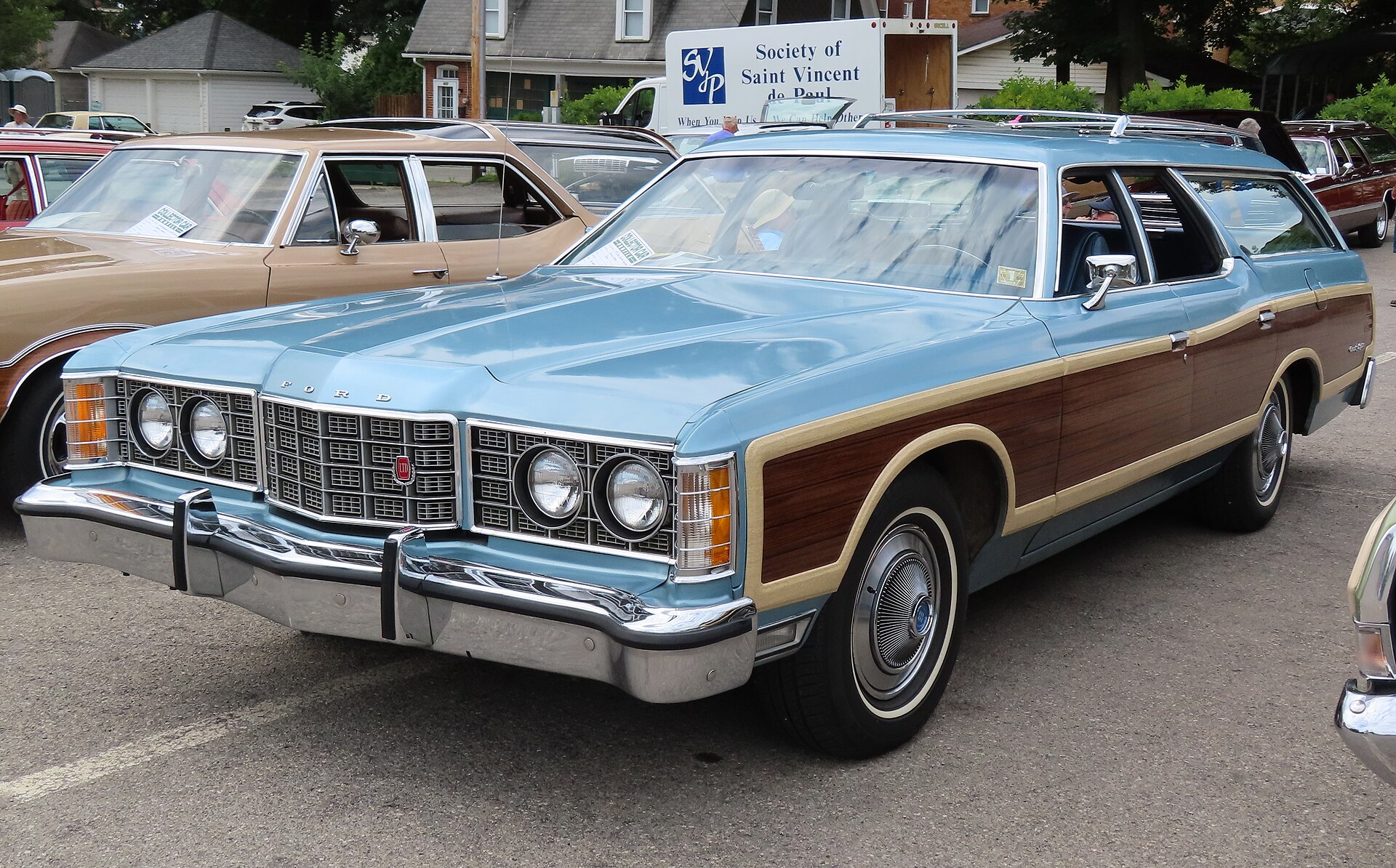 Front left view of a 1973 Ford LTD Country Squire