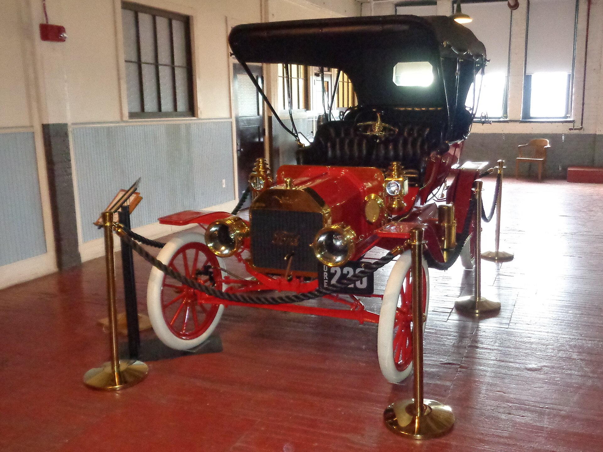Early Ford Model T built in December 1908, serial number 220