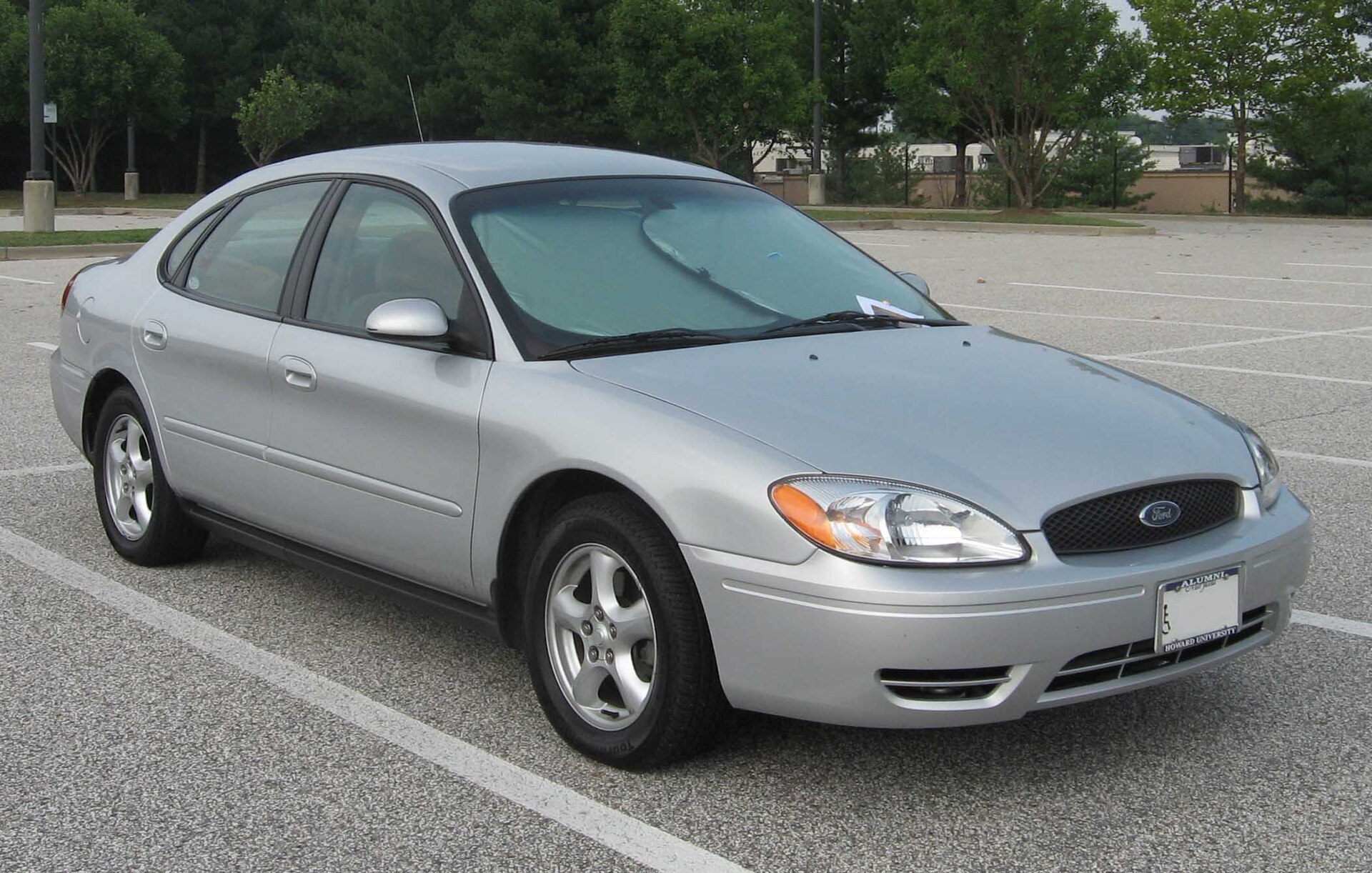 Fourth-generation Ford Taurus SE sedan