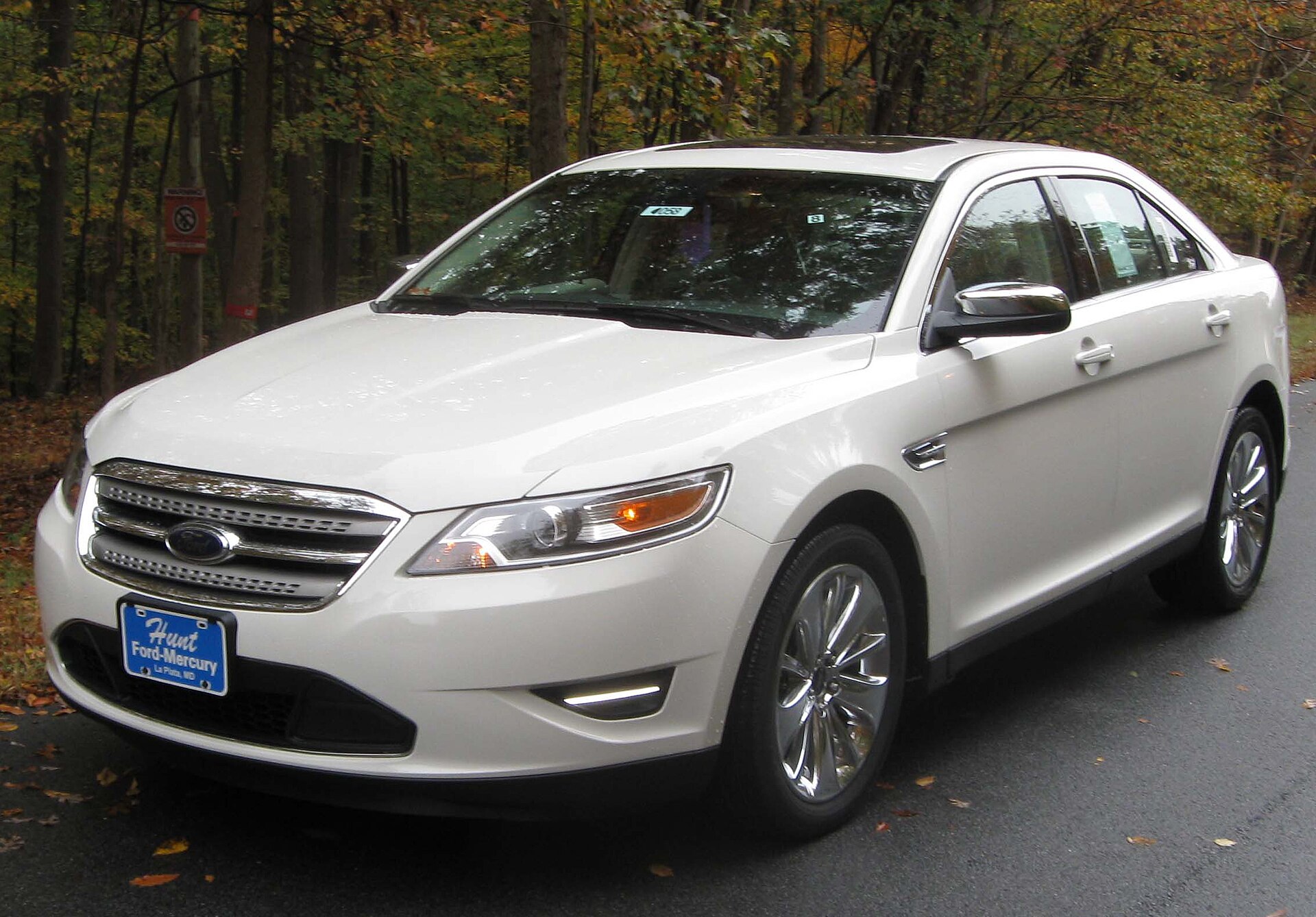 Sixth-generation Ford Taurus Limited sedan, front three-quarter view
