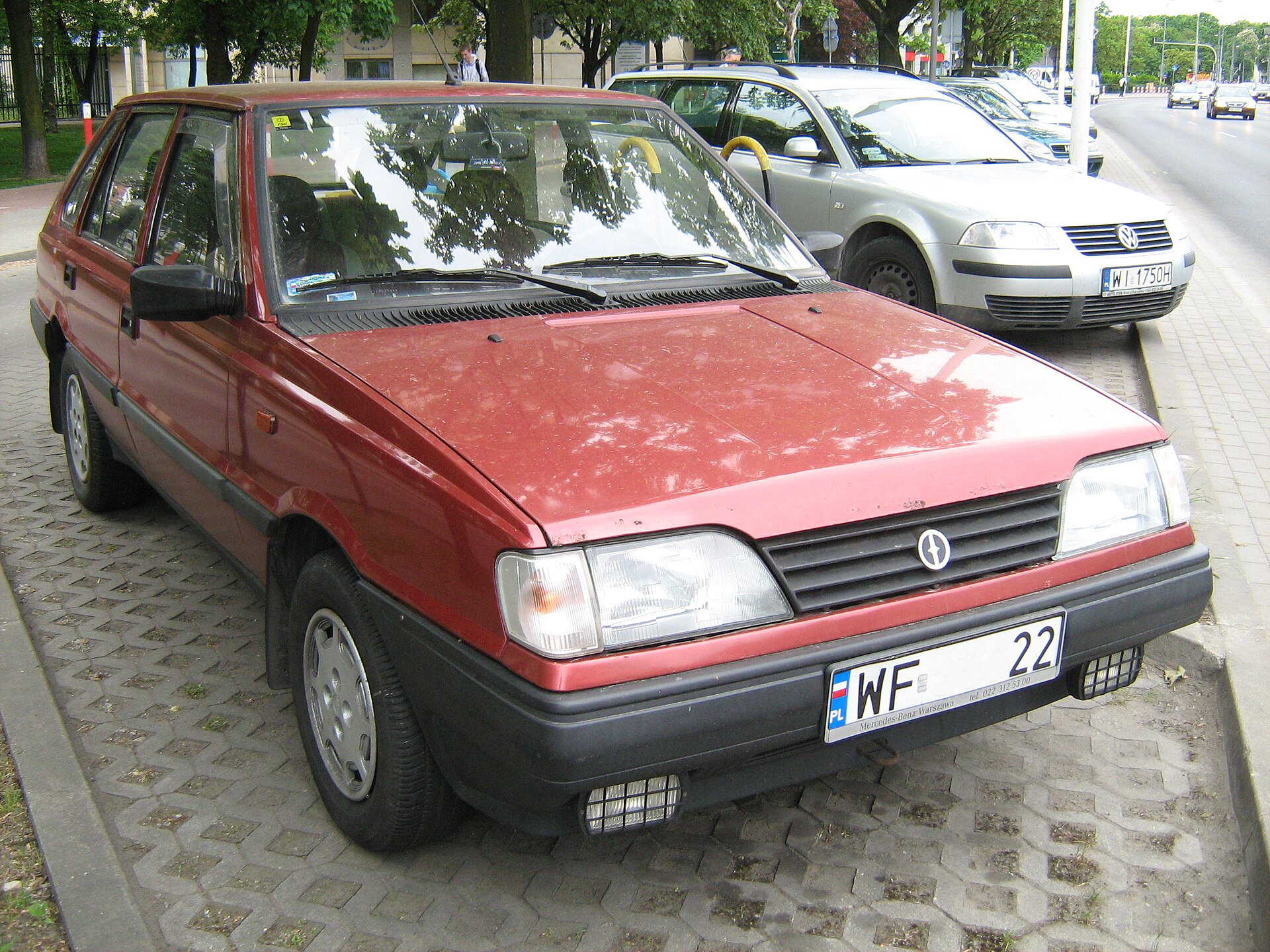 Red FSO Polonez GLI, front view