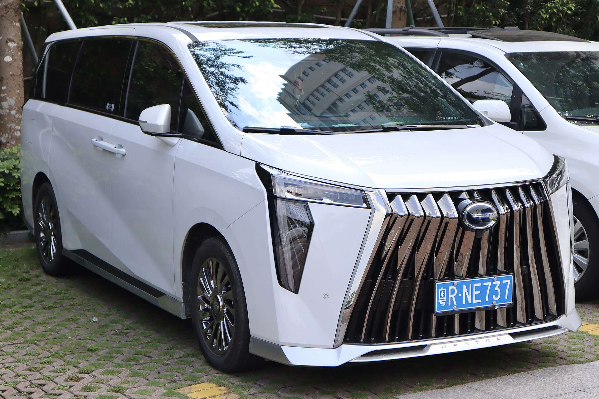 Trumpchi M8 people carrier, front three-quarter view