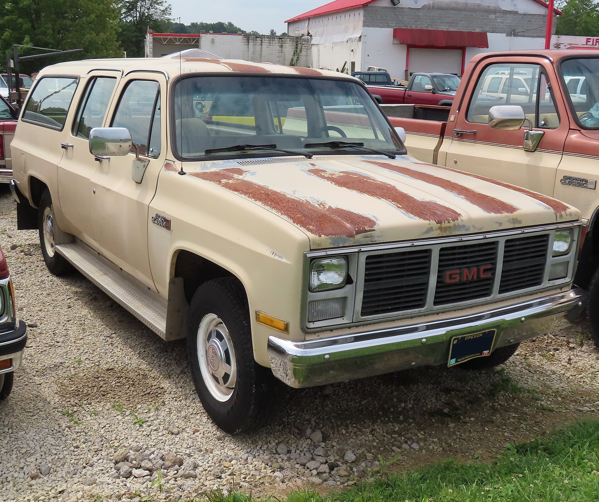 1988 GMC Suburban High Sierra, front right view