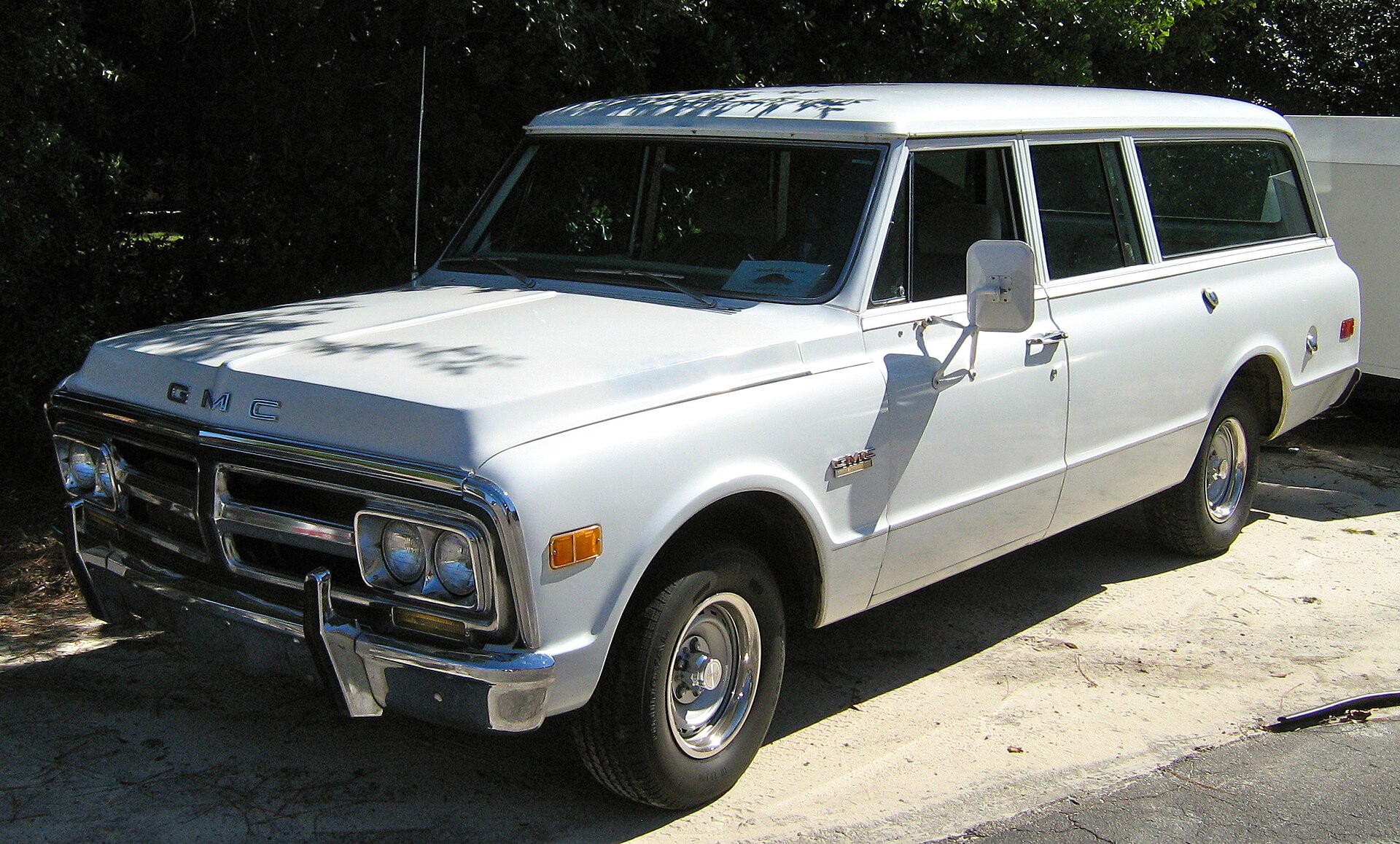 White 1968–1972 GMC Suburban, driver’s side