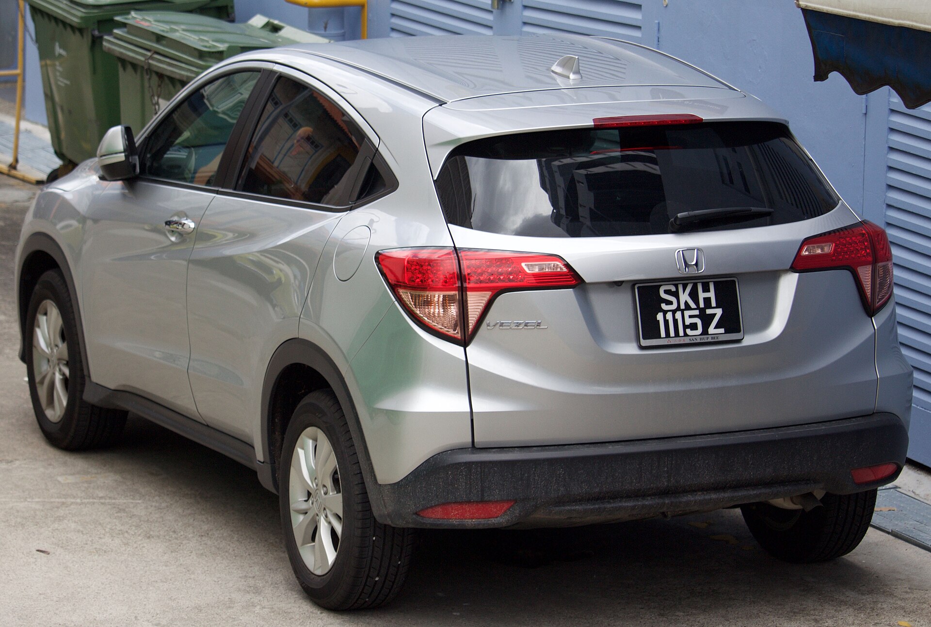 Honda Vezel 2015 five-door crossover, front three-quarter view
