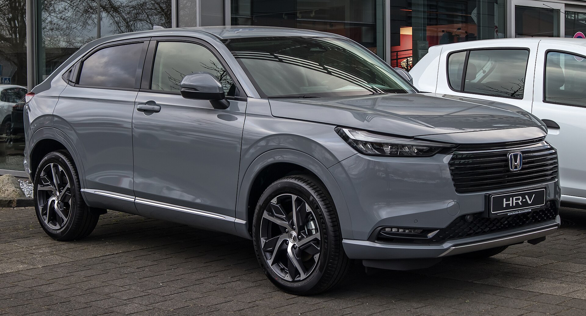 Facelifted Honda HR-V e:HEV, front three-quarter view