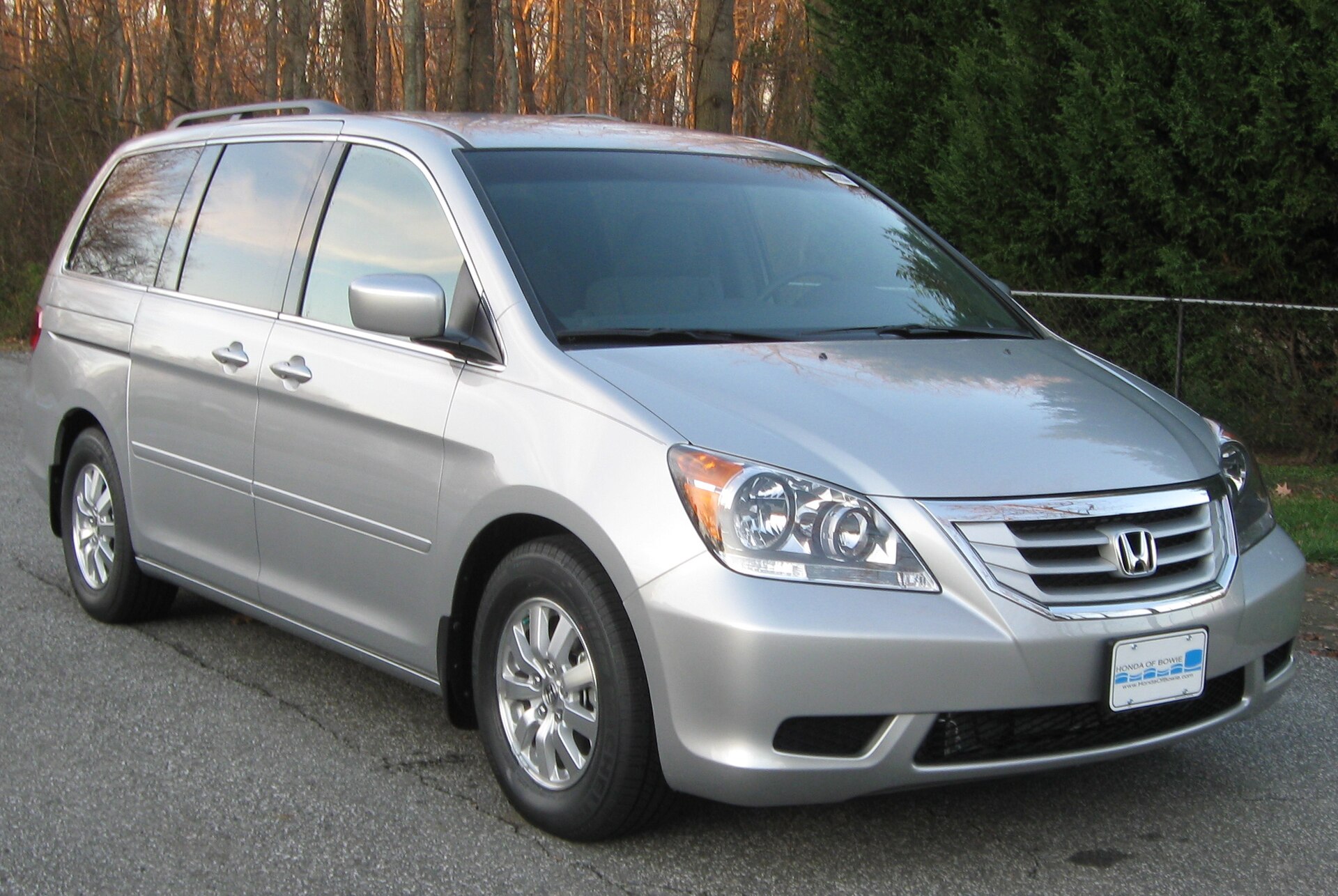 Honda Odyssey 2010, front three-quarter view