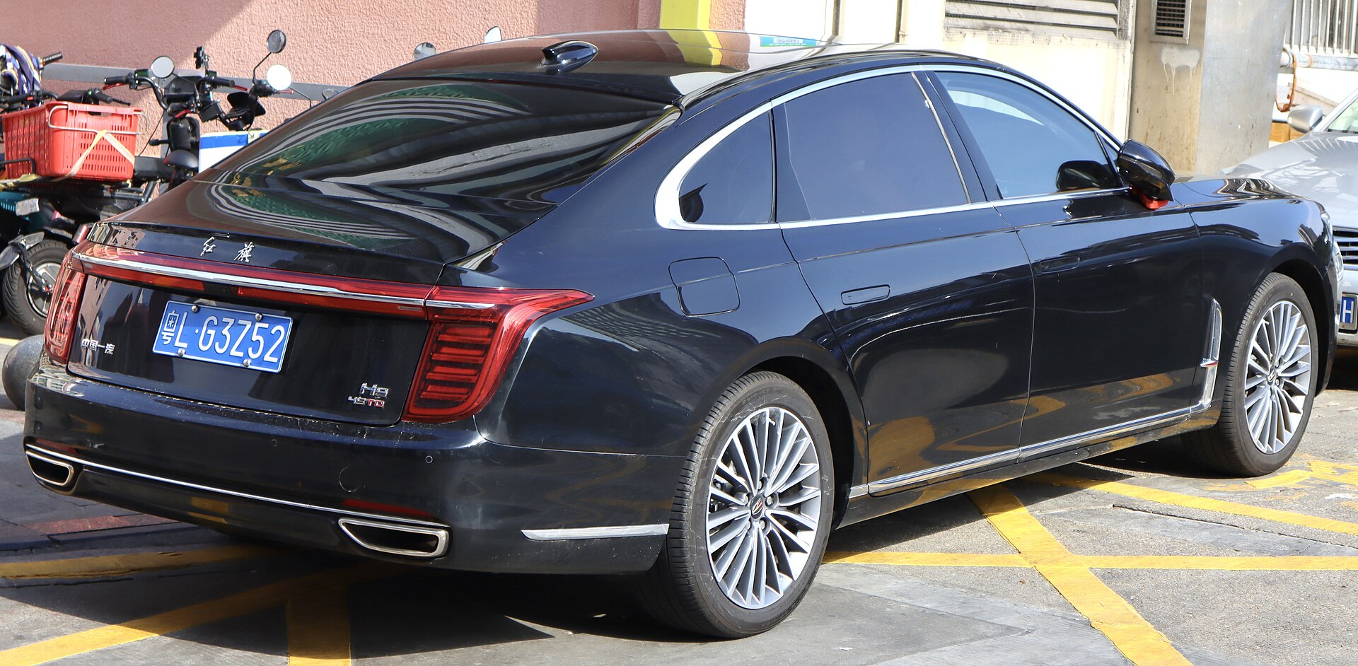 Hongqi H9, rear three-quarter view