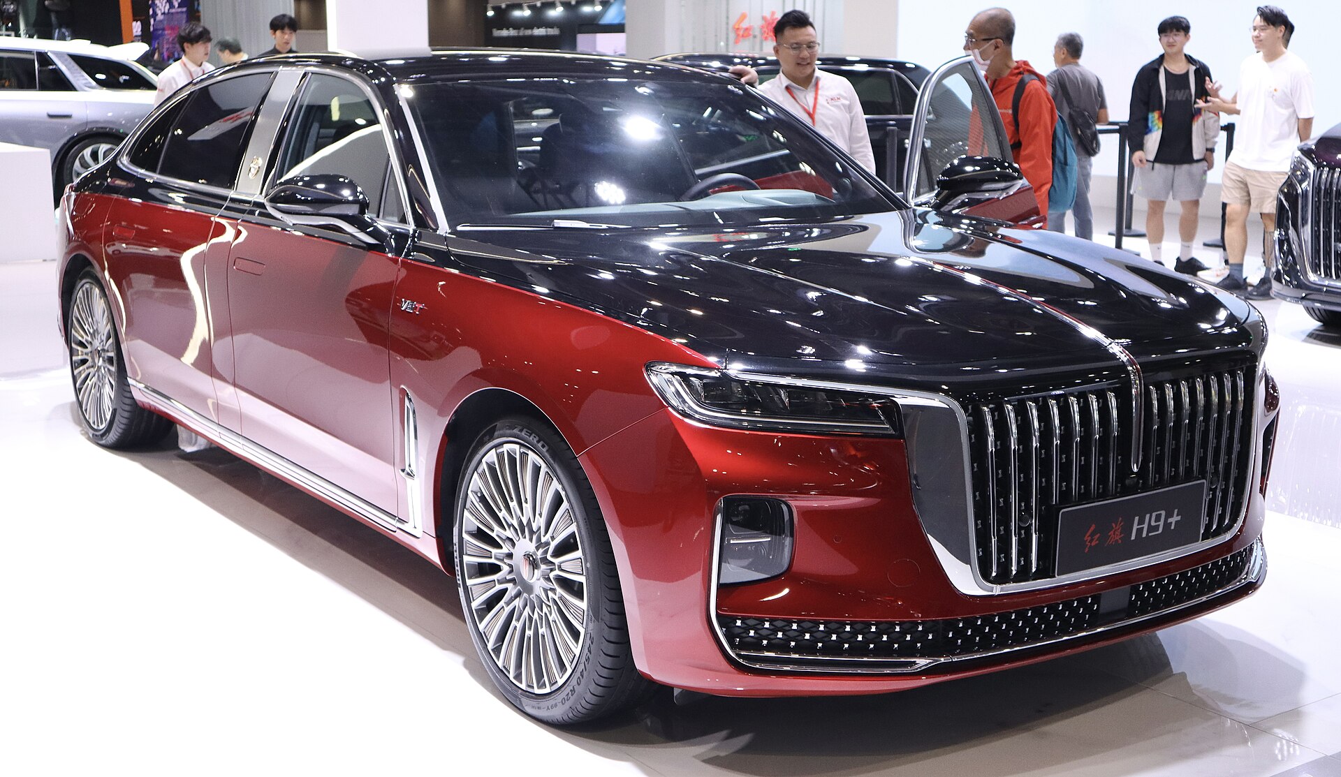 Hongqi H9+ long-wheelbase saloon, side view