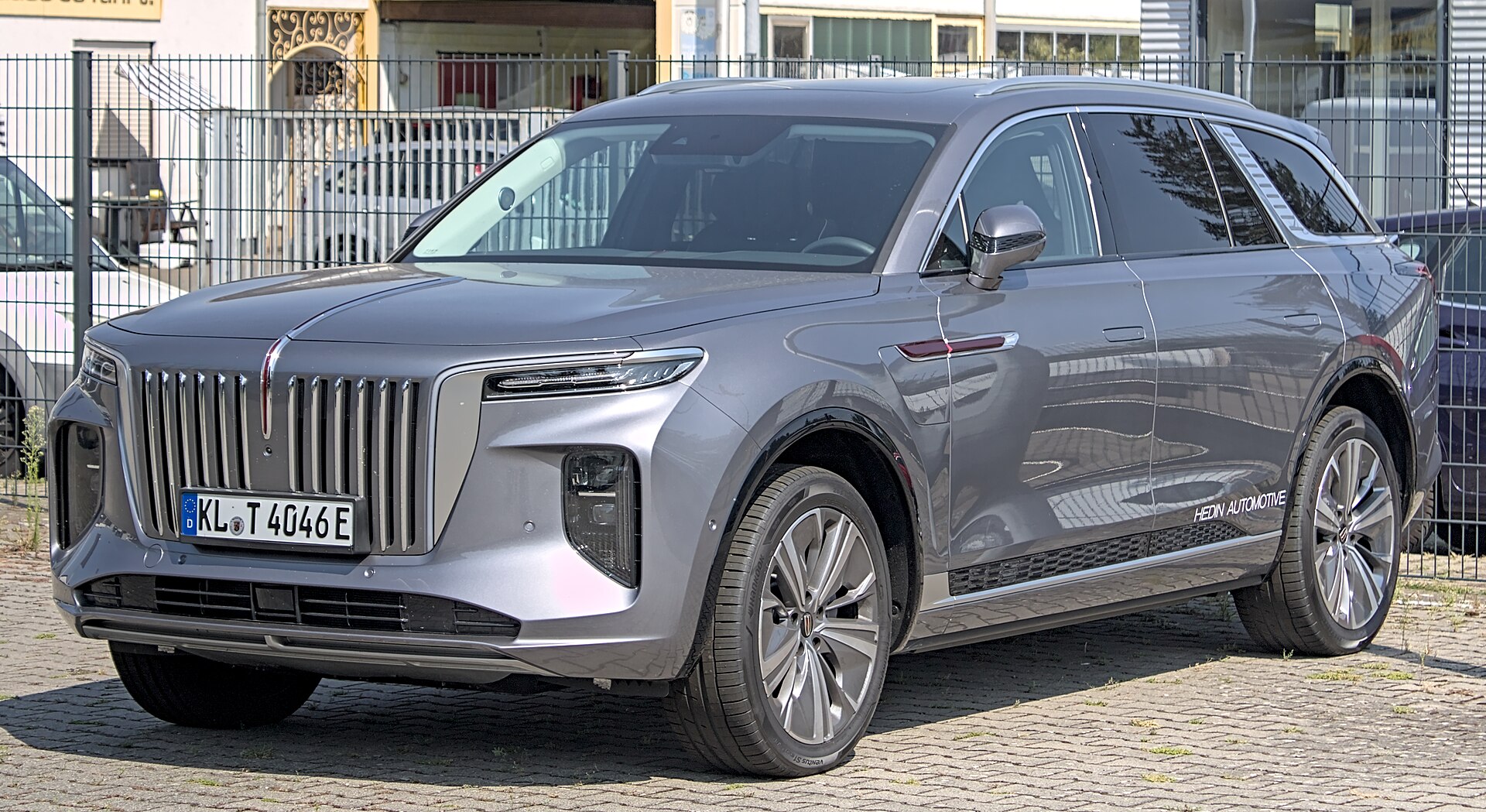 Hongqi E-HS9 electric SUV, front three-quarter view