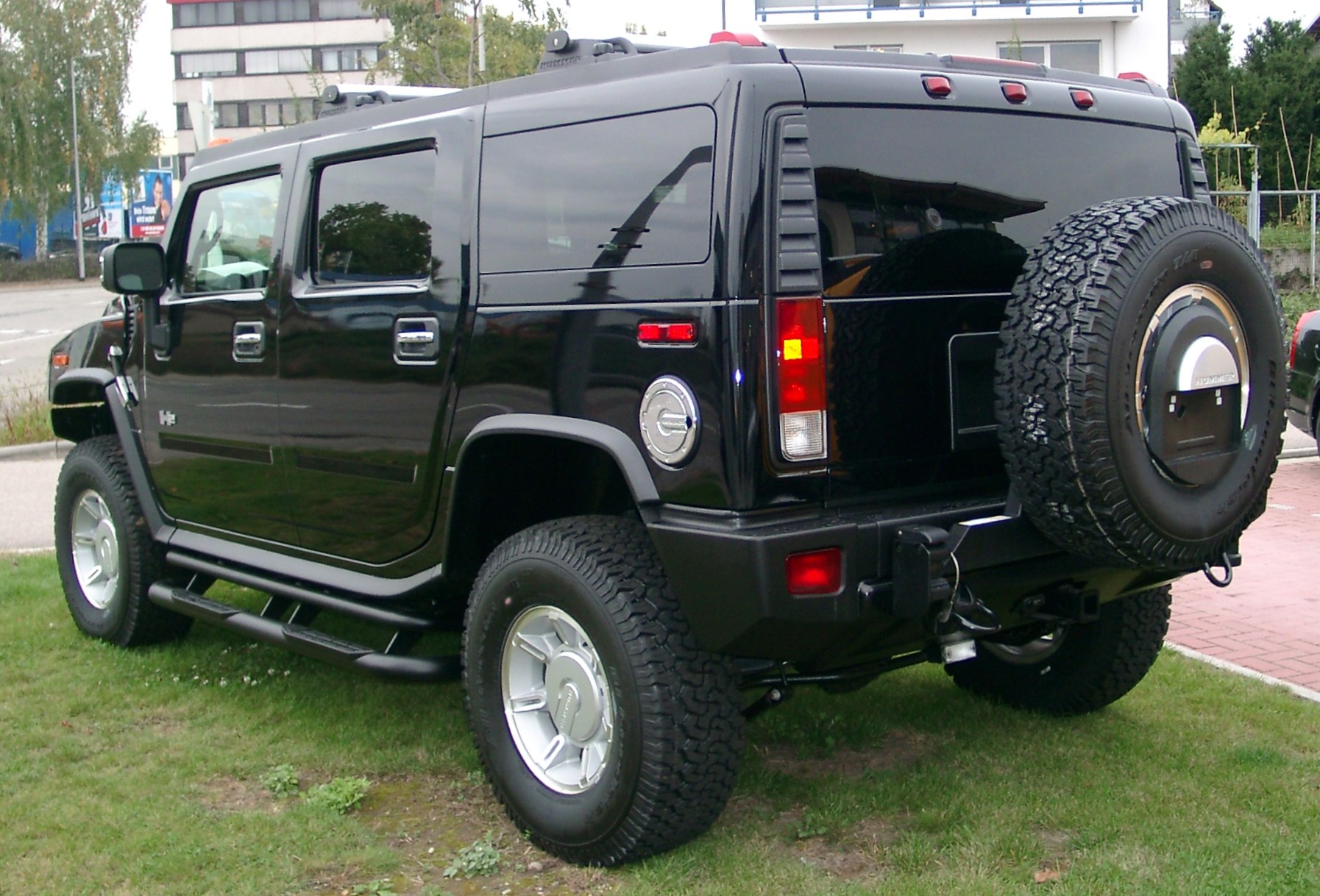 Hummer H2, rear view