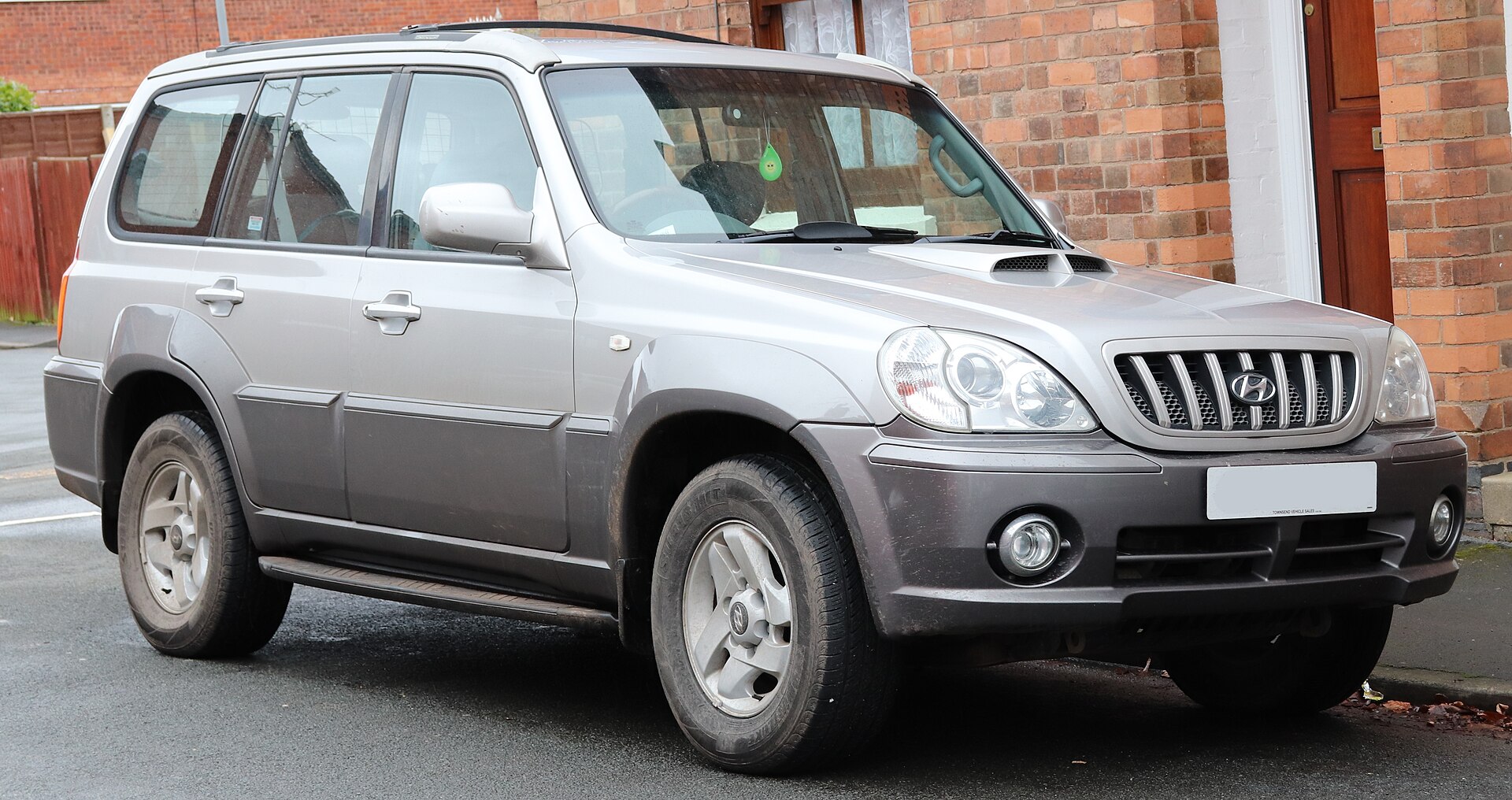 Silver 2004 Hyundai Terracan CDX CRTD, front three-quarter view