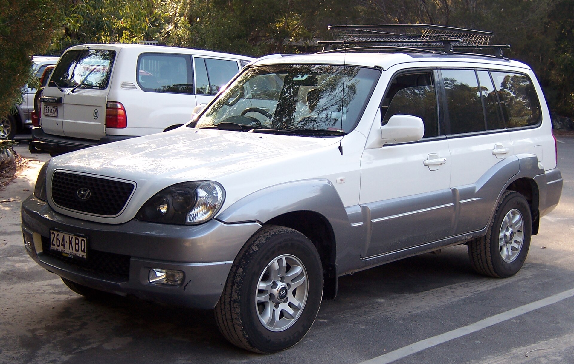 2005 Hyundai Terracan HP wagon on Fraser Island, front three-quarter view