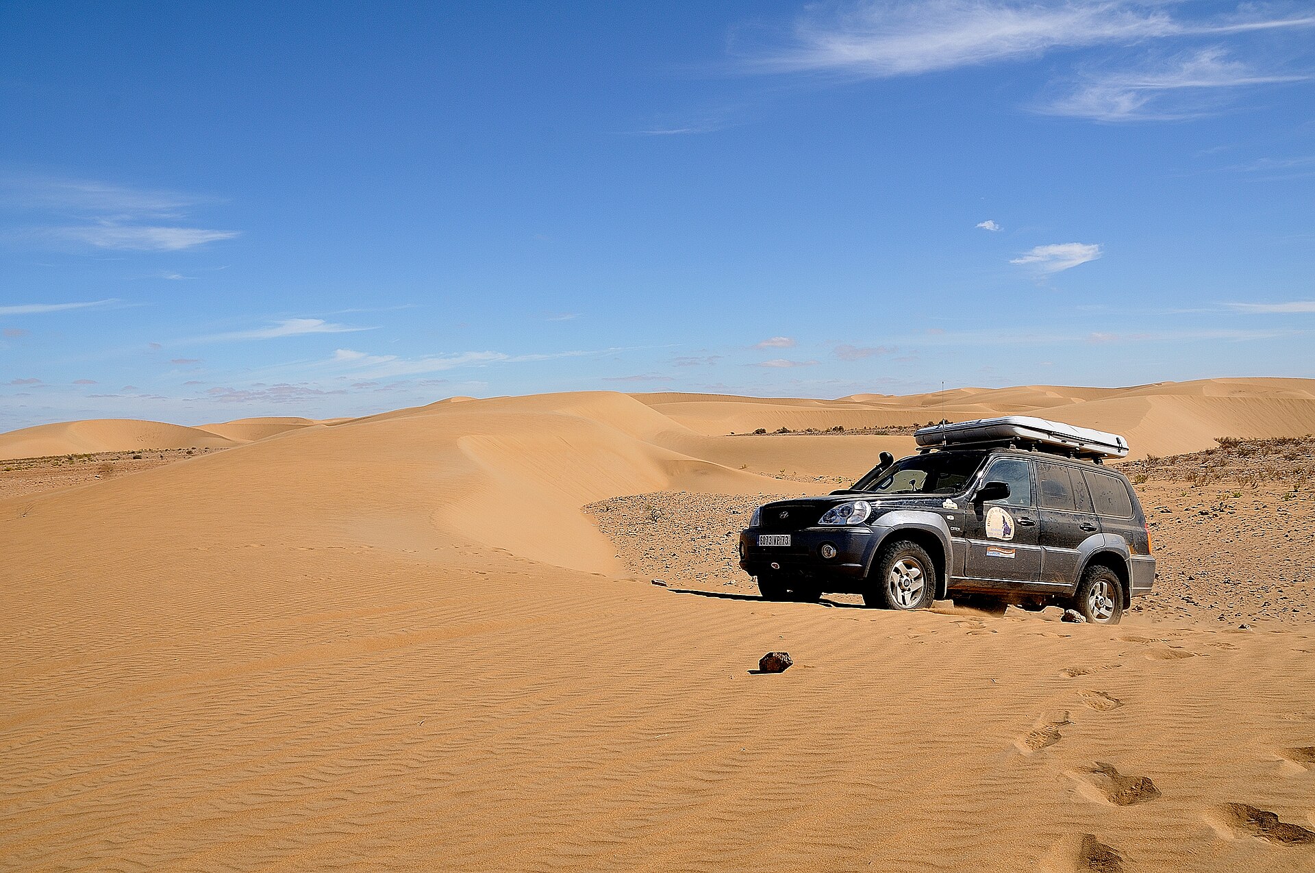 Hyundai Terracan driving on sand dunes in the Sahara