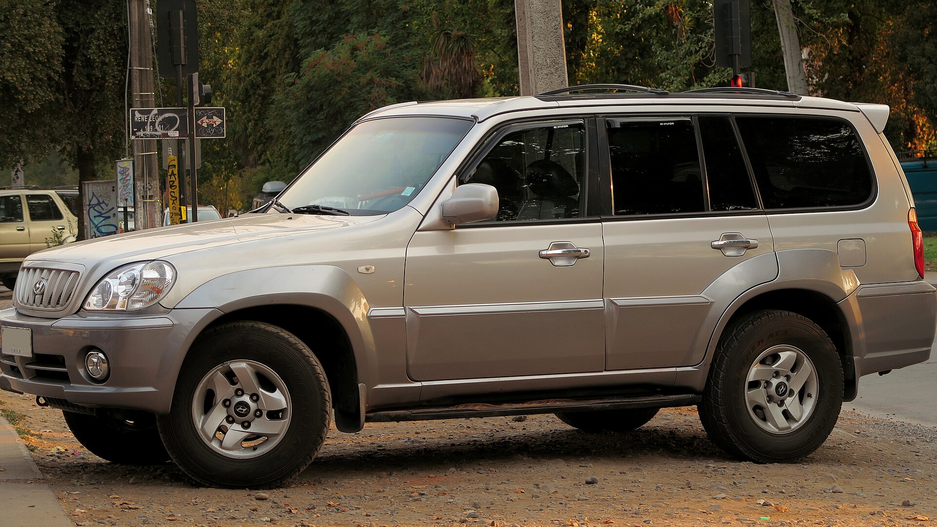 2004 Hyundai Terracan GL 3.5 V6, side view
