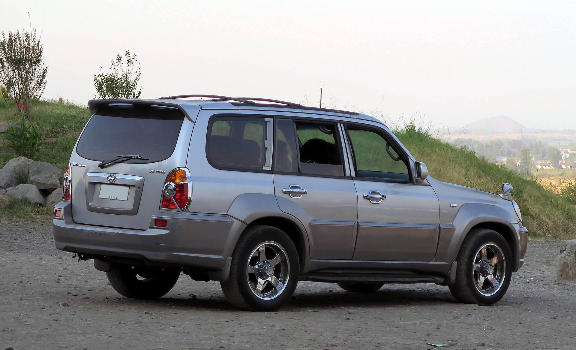 Hyundai Terracan JX 250 TD from 2001, rear three-quarter view