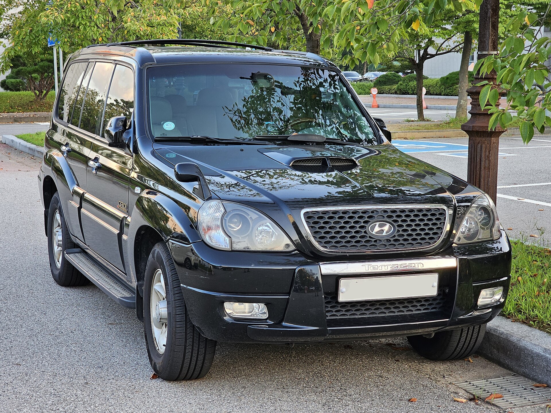 Black facelifted Hyundai Terracan JX290 CRDi, front three-quarter view