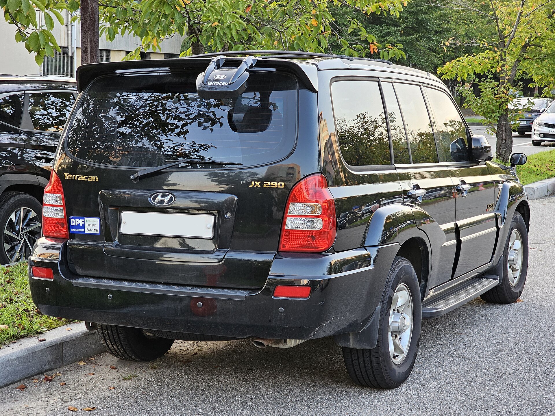 Black Hyundai Terracan JX290 CRDi, rear three-quarter view