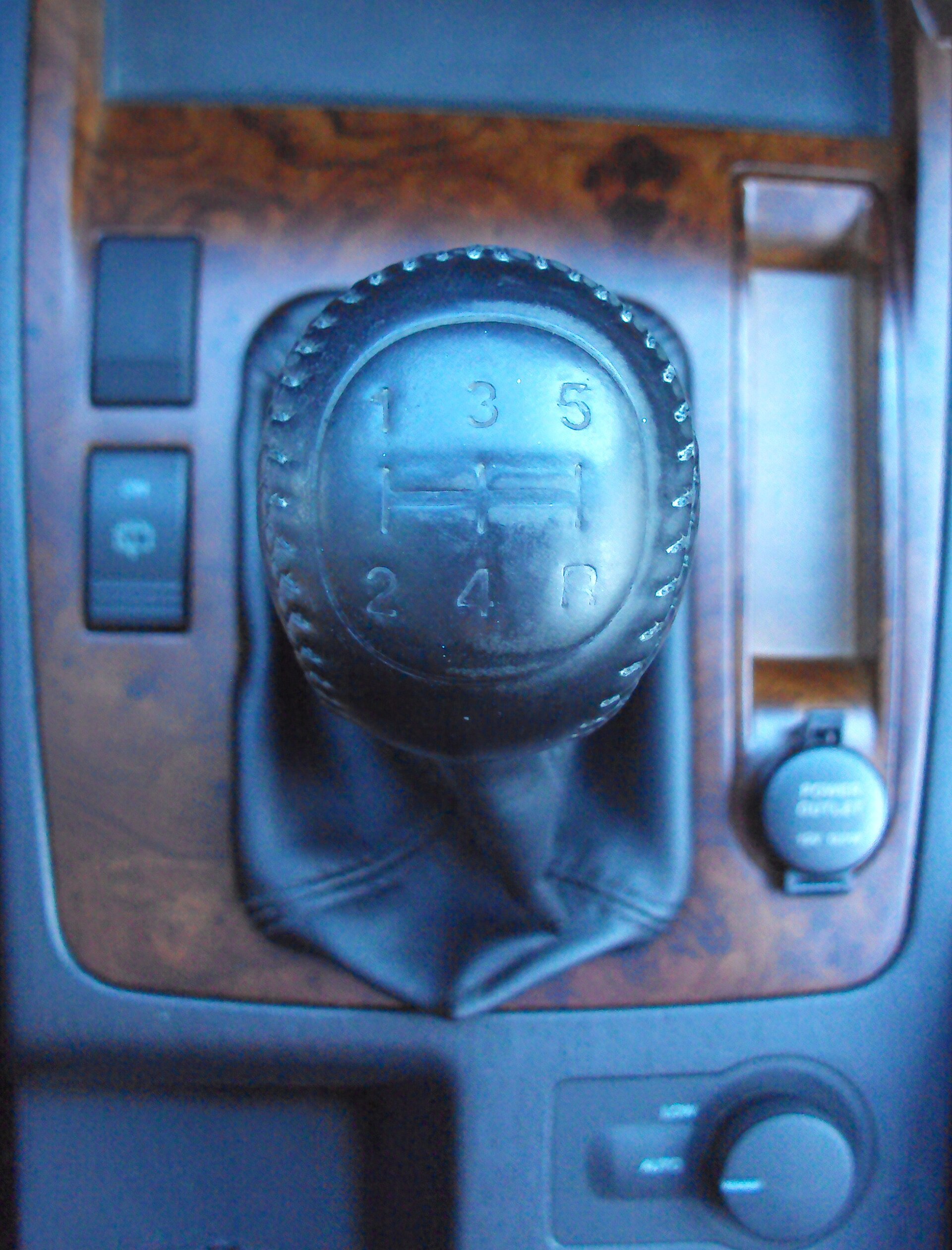 Gear lever of a Hyundai Terracan with five-speed manual gearbox