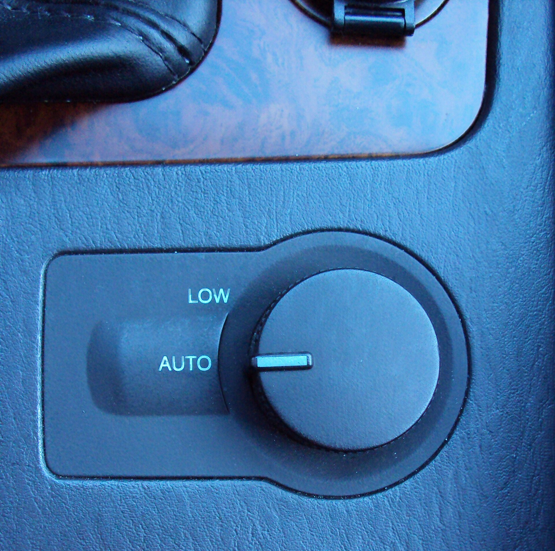 Hyundai Terracan rotary four-wheel-drive selector on the dashboard