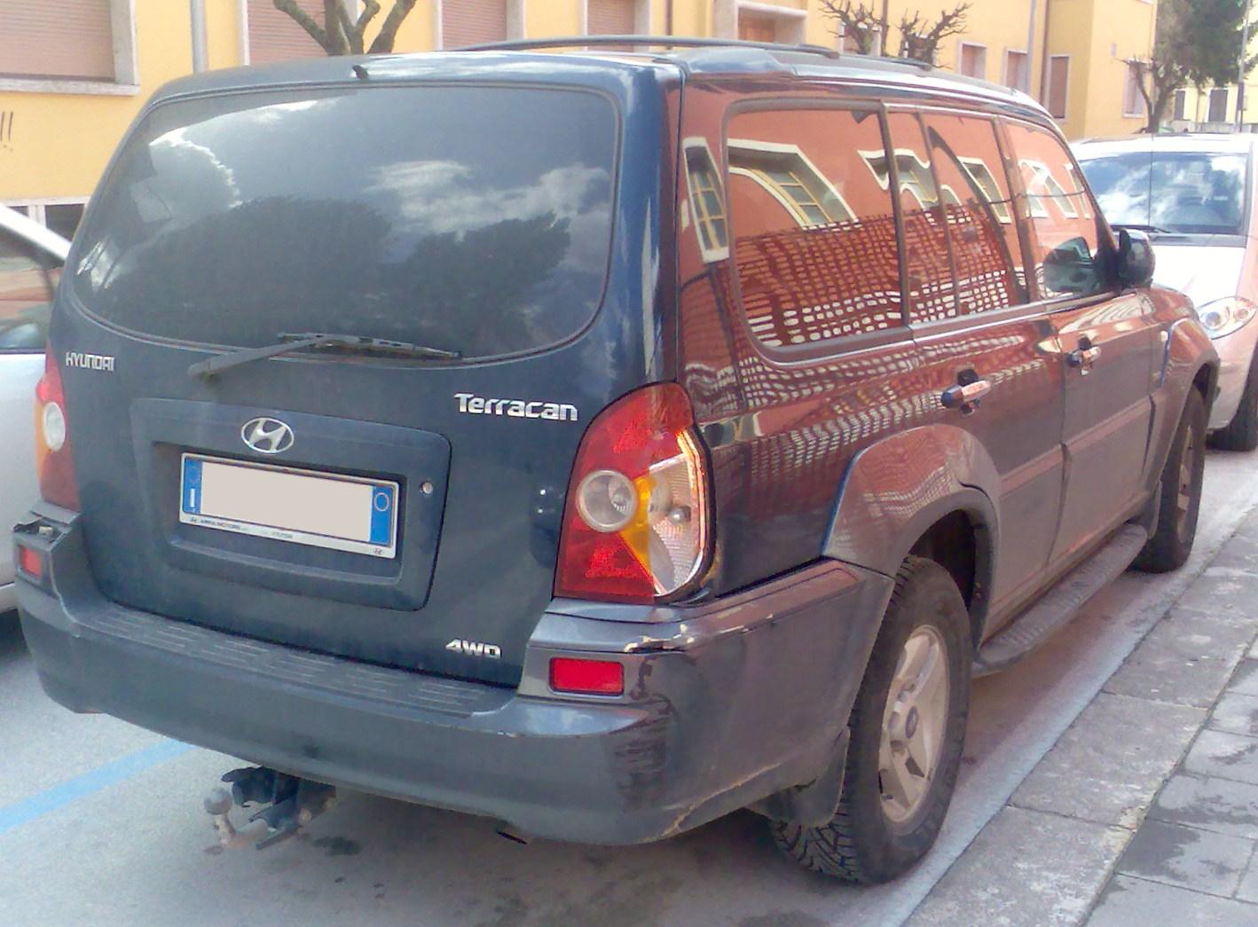Hyundai Terracan, rear three-quarter view