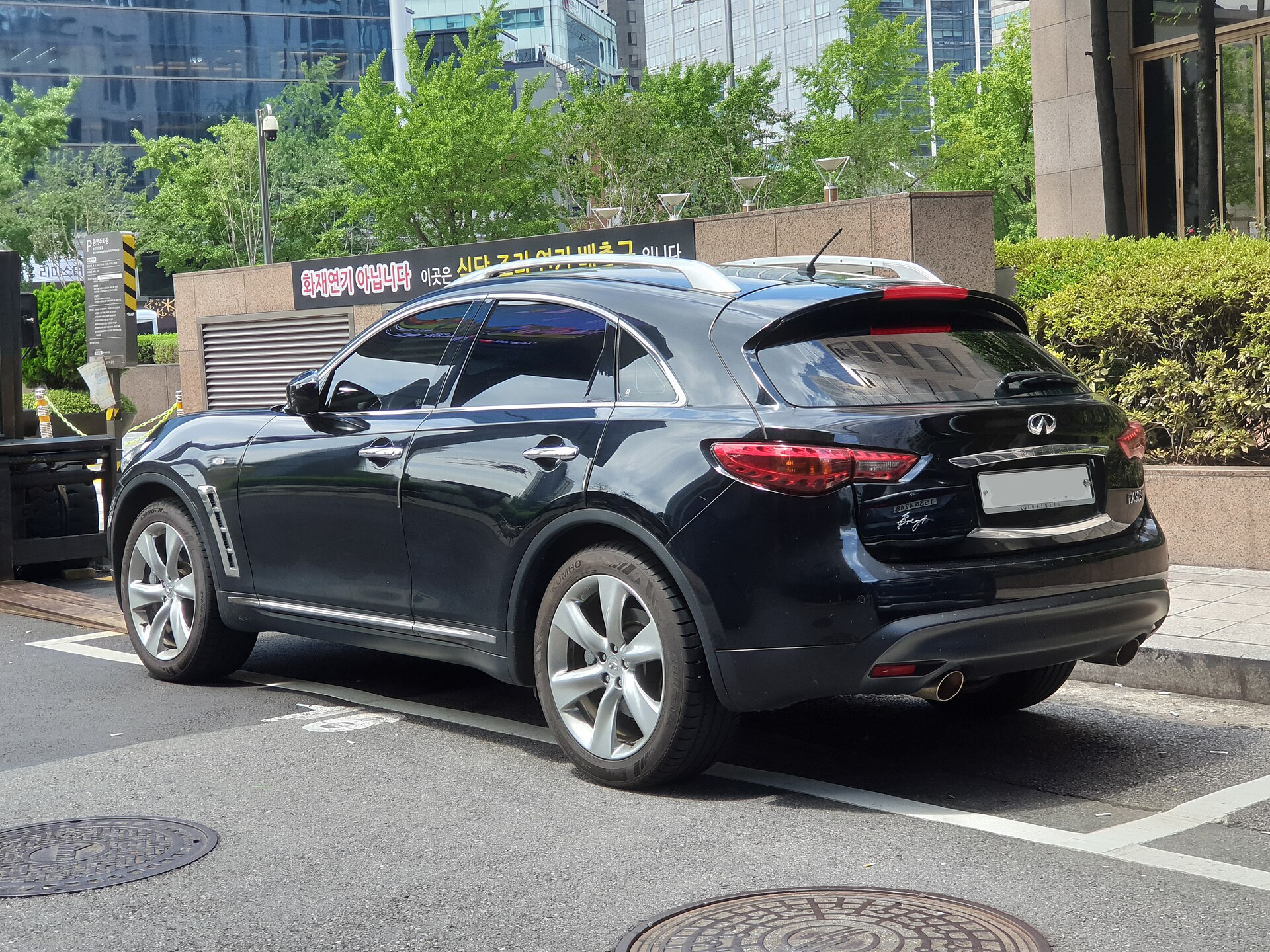 Dark Infiniti FX50S, exterior view