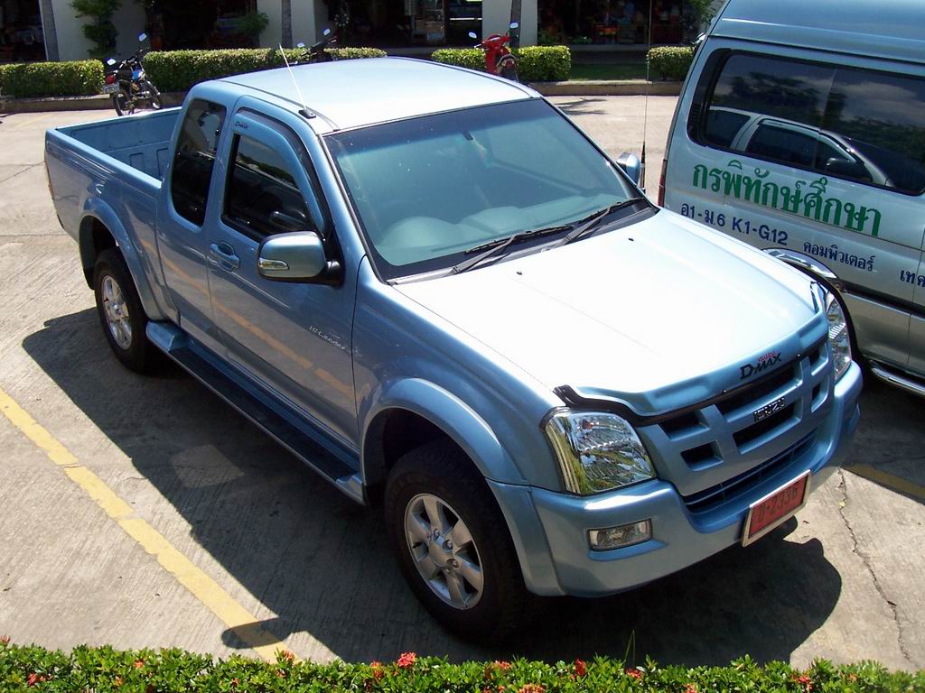 First-generation Isuzu D-Max pickup with extended cab