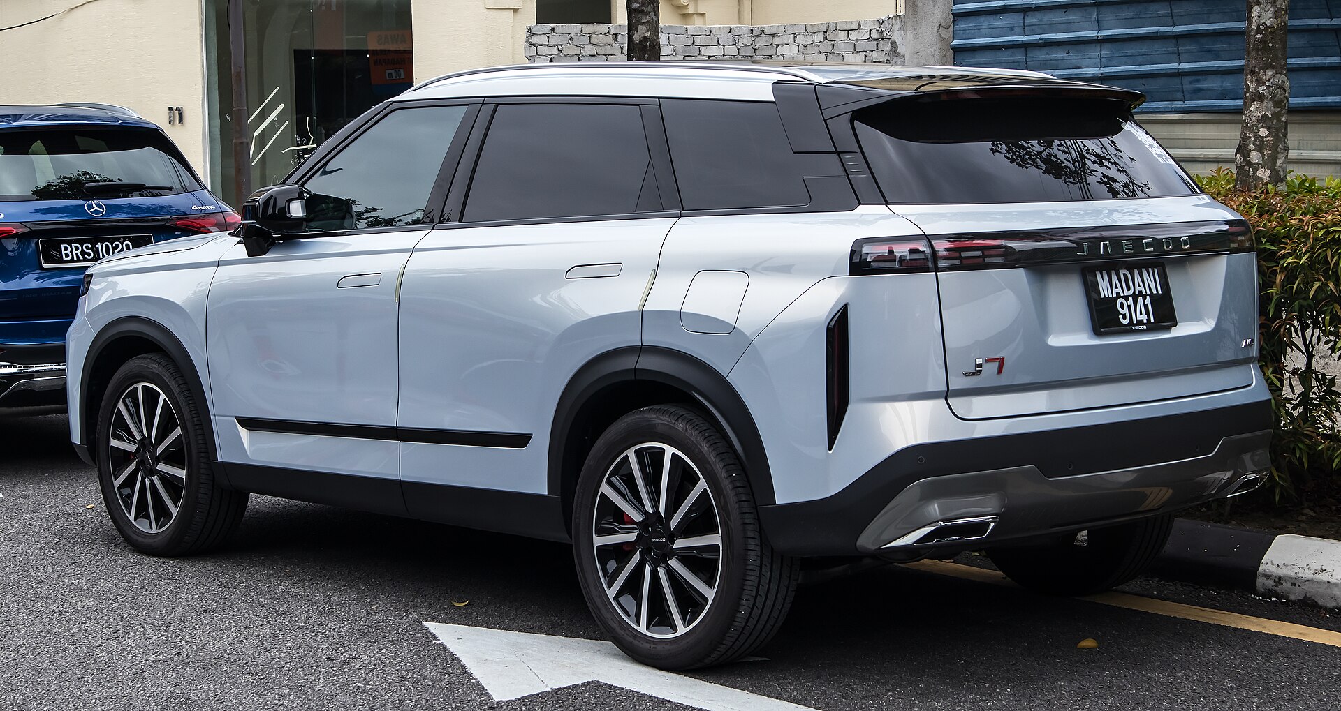 Jaecoo J7, rear three-quarter view