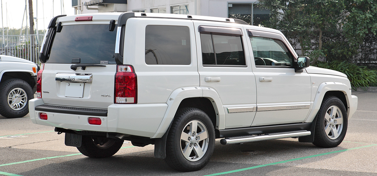 Jeep Commander, rear three-quarter view