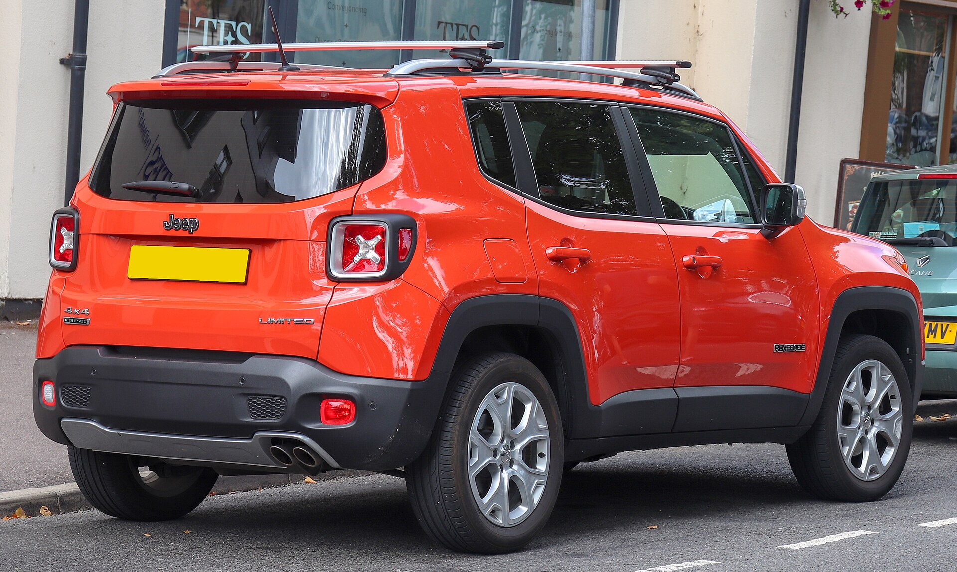 Jeep Renegade Limited, rear three-quarter view
