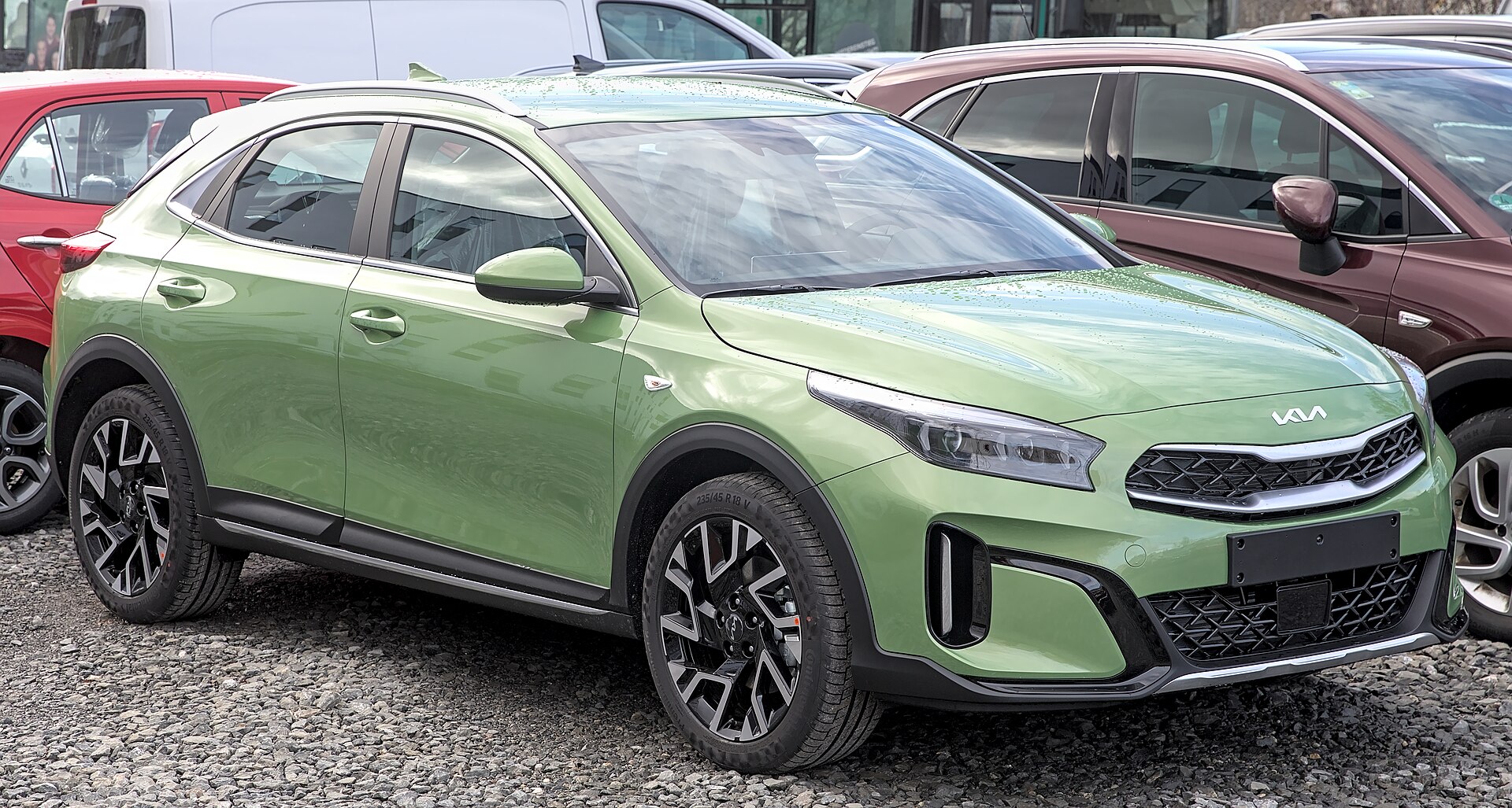 Kia XCeed 2022, rear three-quarter view