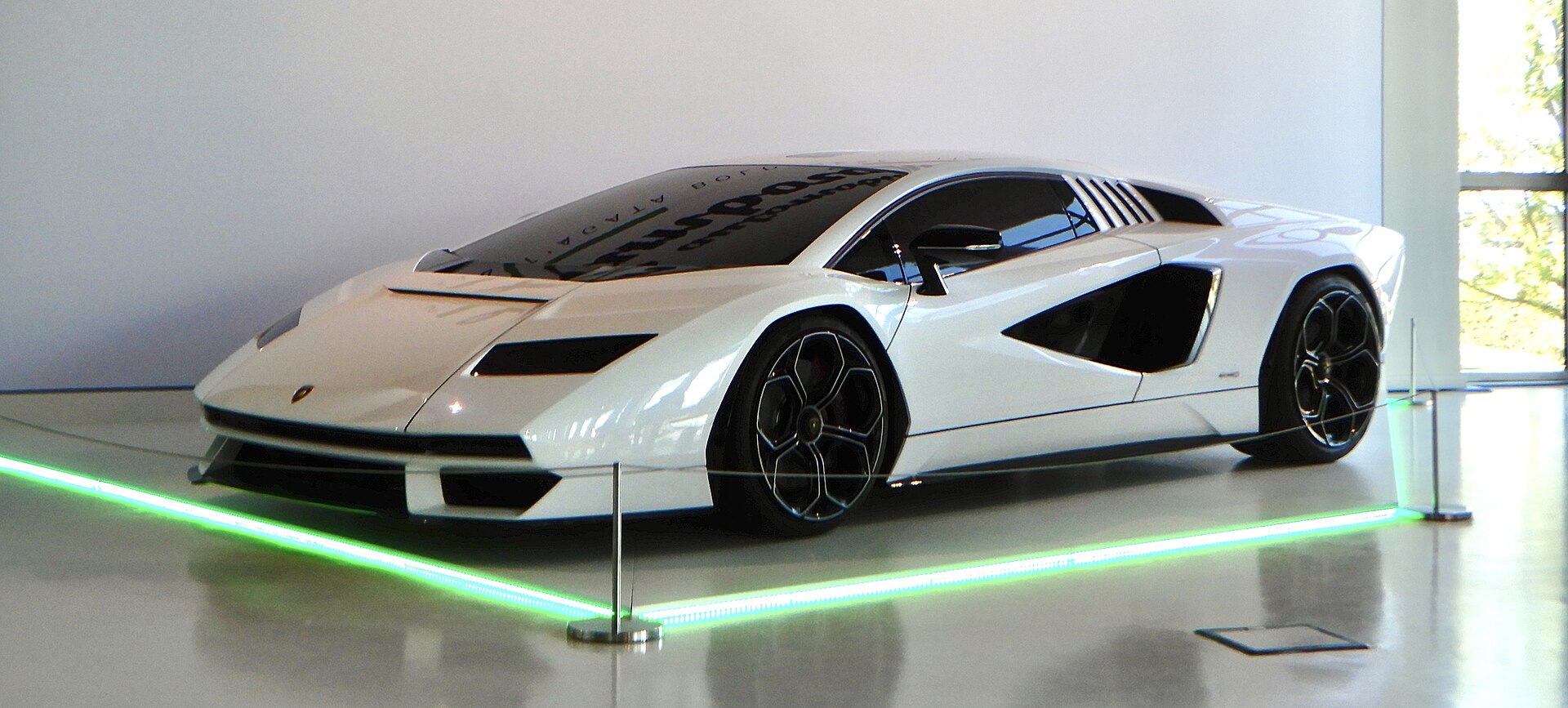 Lamborghini Countach LPI 800-4 exterior